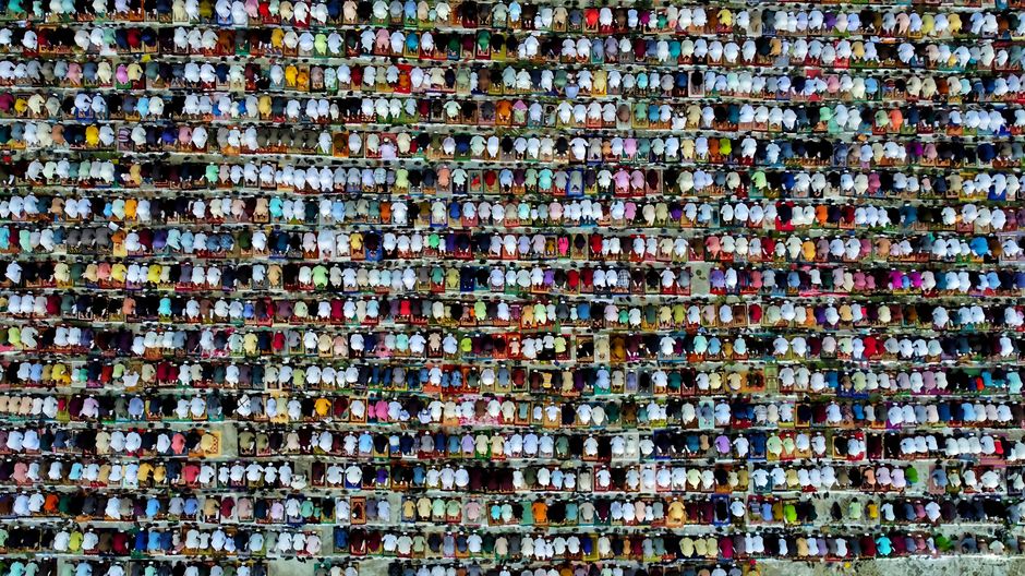 Namaz Nasıl Kılınır? 2026 Rehberi 4 Aerial shot of a large group during an Islamic prayer gathering in Jashore, Bangladesh.