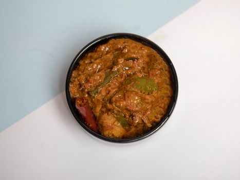 Poitrine de Poulet Sautée avec Quinoa et Légumes Rôtis
