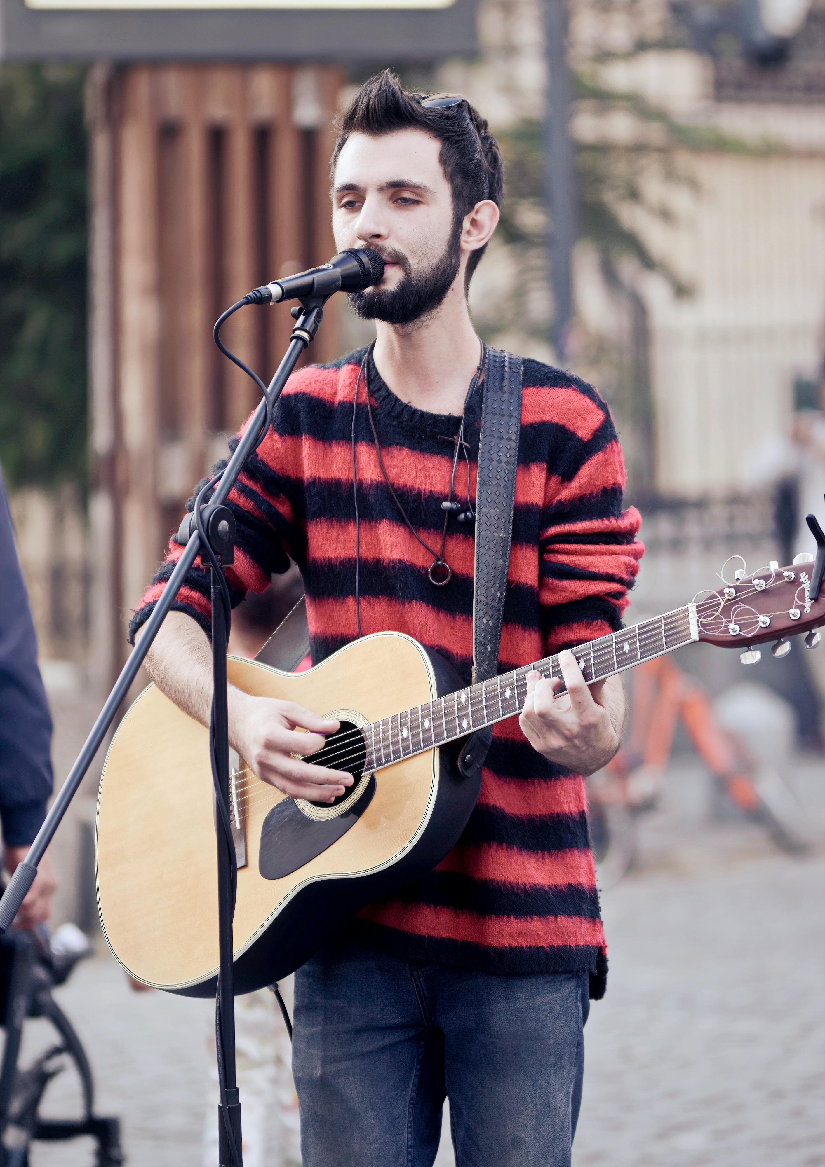 Gratis lagerfoto af by, bygninger, Dreng, folk