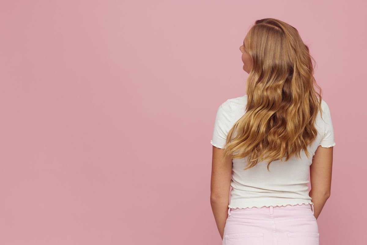 Referencia de balayage rubio con ondas suaves