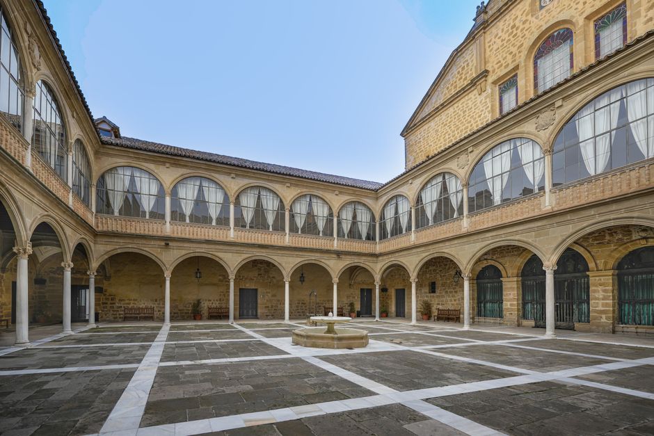 Precioso patio histórico con arcos y suelo de piedra en Úbeda, Andalucía.