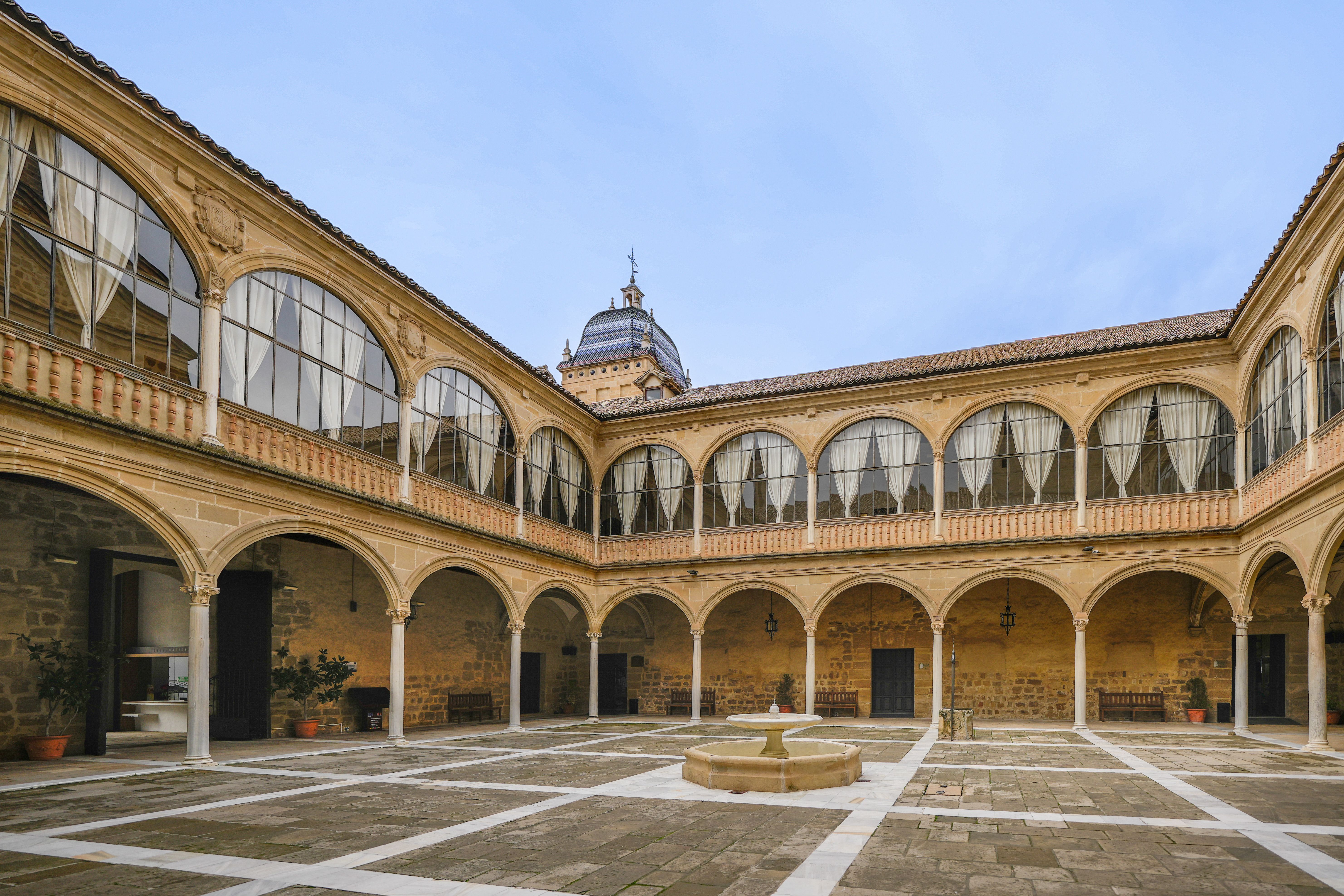 Patio con suelo de piedra
