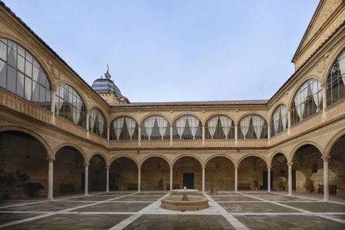 Free Beautiful architectural courtyard in Úbeda, showcasing classic Andalusian design. Stock Photo