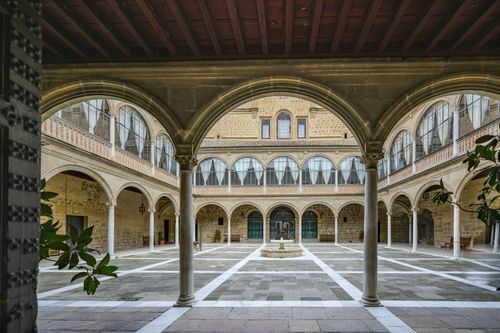 Free Elegant courtyard architecture in Úbeda, Spain, showcasing historical arches. Stock Photo
