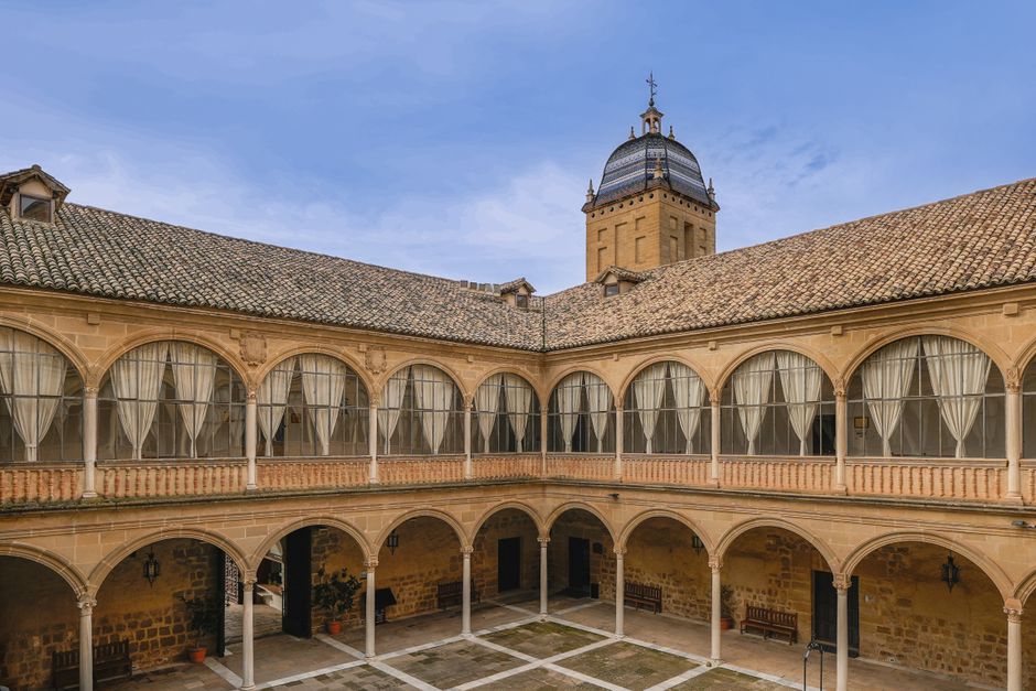 Impresionante patio con arcos y cúpula en Úbeda, Andalucía, resaltando la arquitectura clásica.