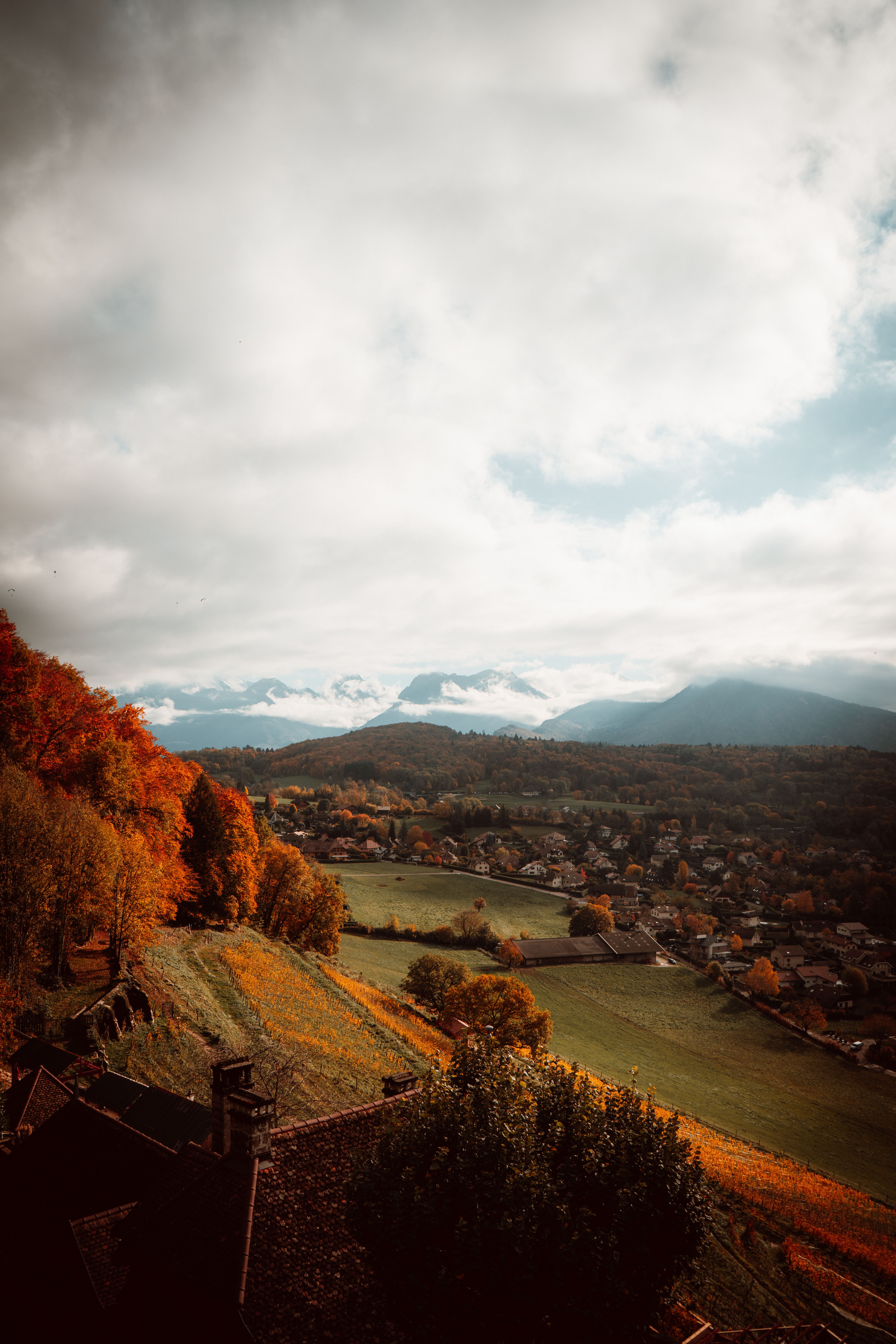 Lac d'Annecy et montagnes en automne