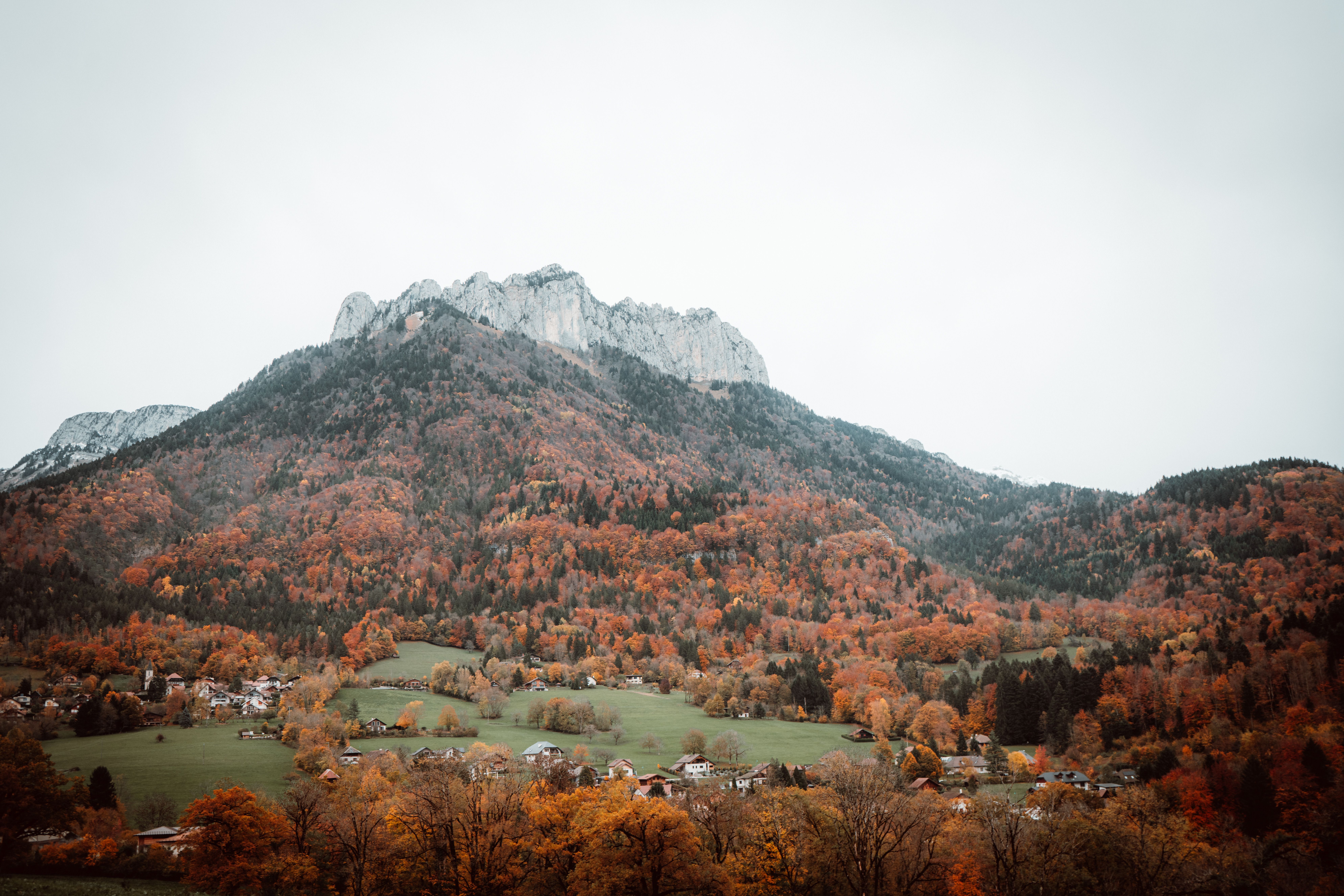 Magnifique paysage d'automne d'une montagne aux feuillages colorés dans les Alpes françaises.