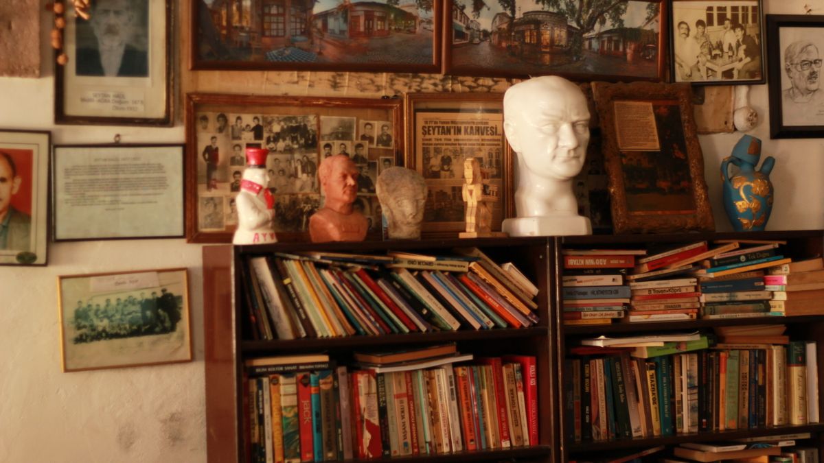Photo: Esma Nur Büyükgüçlü / Pexels Crowded bookshelves in a warm, old-fashioned study