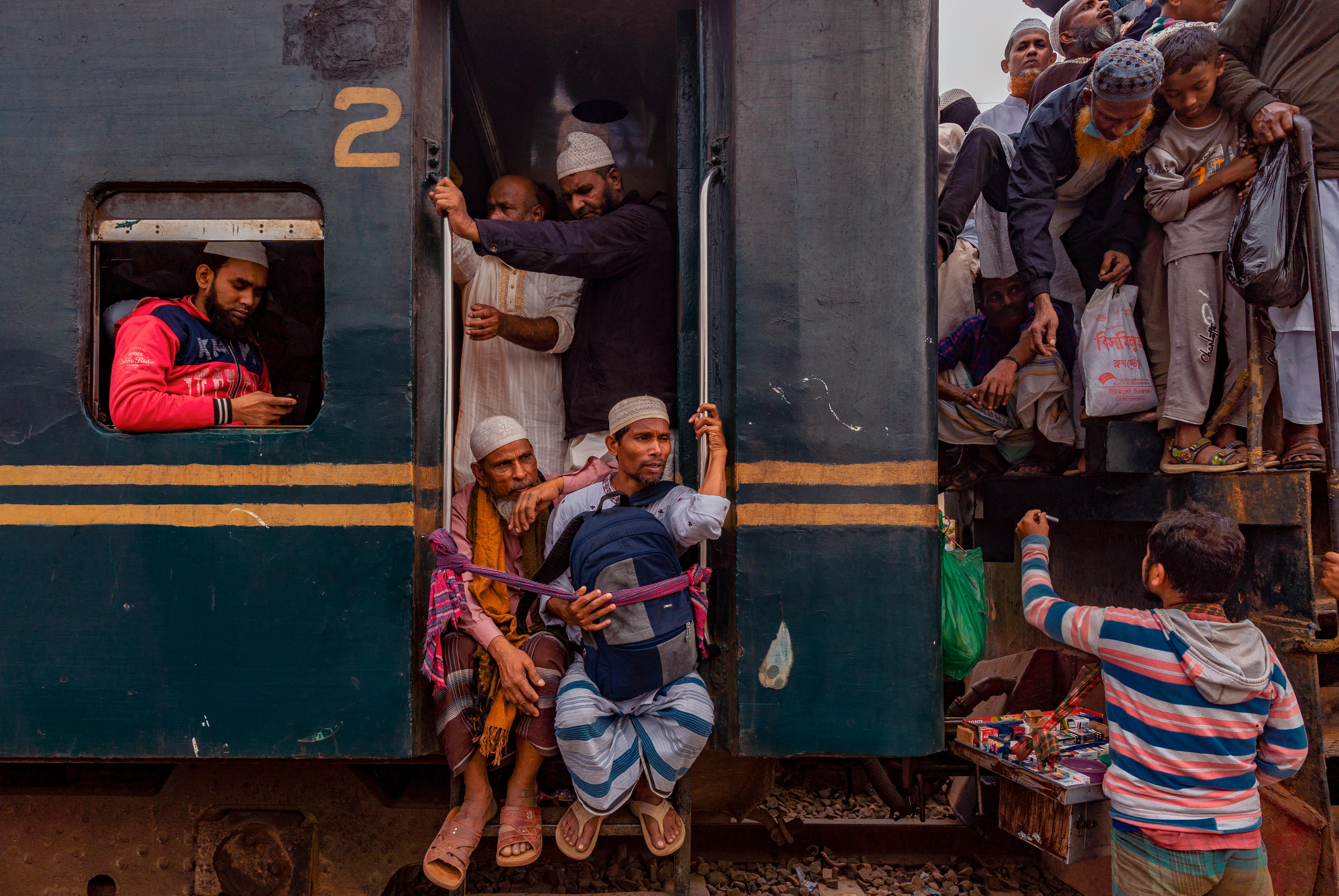 Ücretsiz Bangladeş'te kalabalık bir trende yolcuların yer aldığı dinamik bir sahne, seyahat zorluklarını vurguluyor. Stok Fotoğraflar