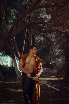 在神秘的森林环境中，一名肌肉发达的男子打扮成持剑的战士