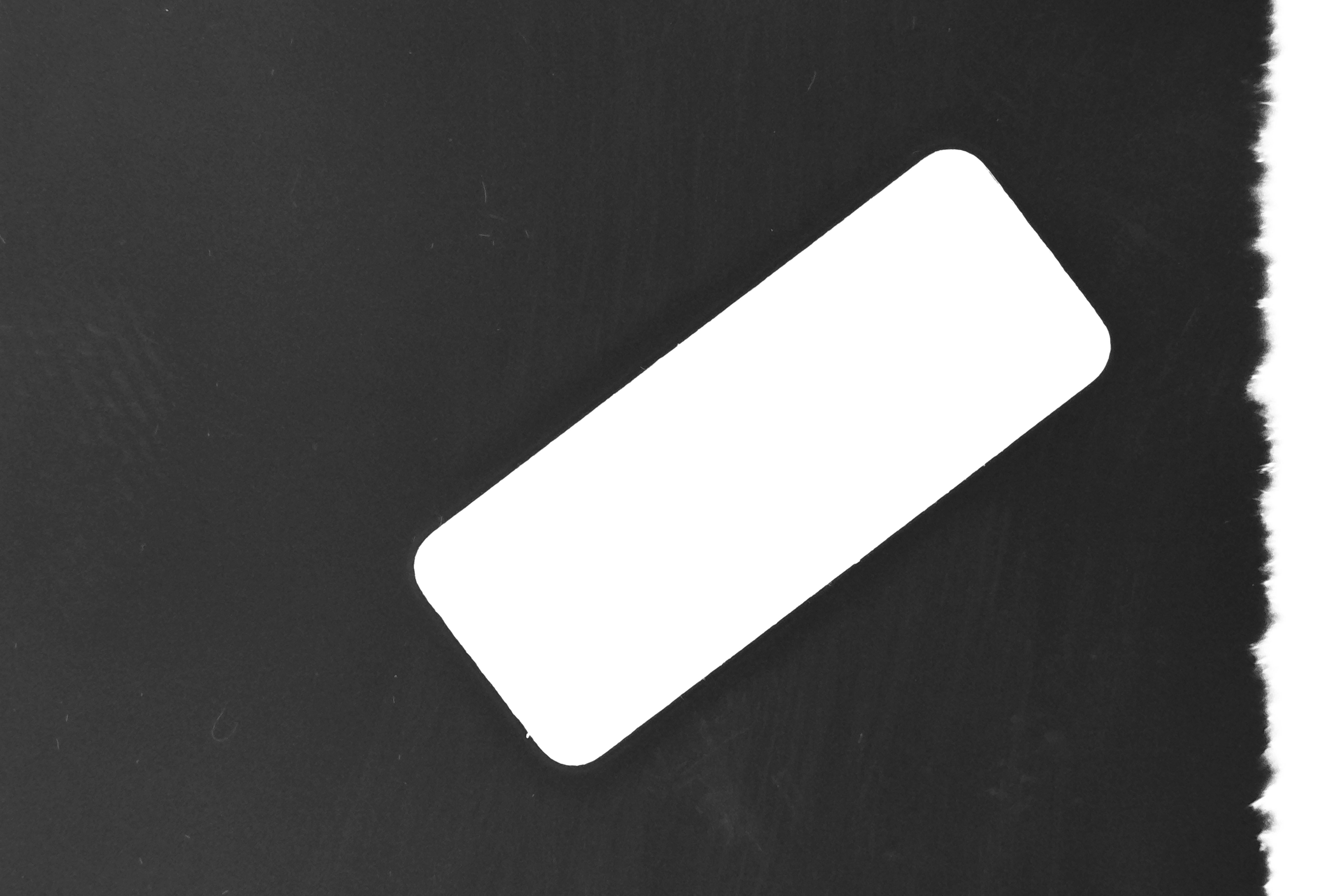 bezplatná Abstraktní minimalistický obrázek s bílým obdélníkem na černém pozadí. Základová fotografie