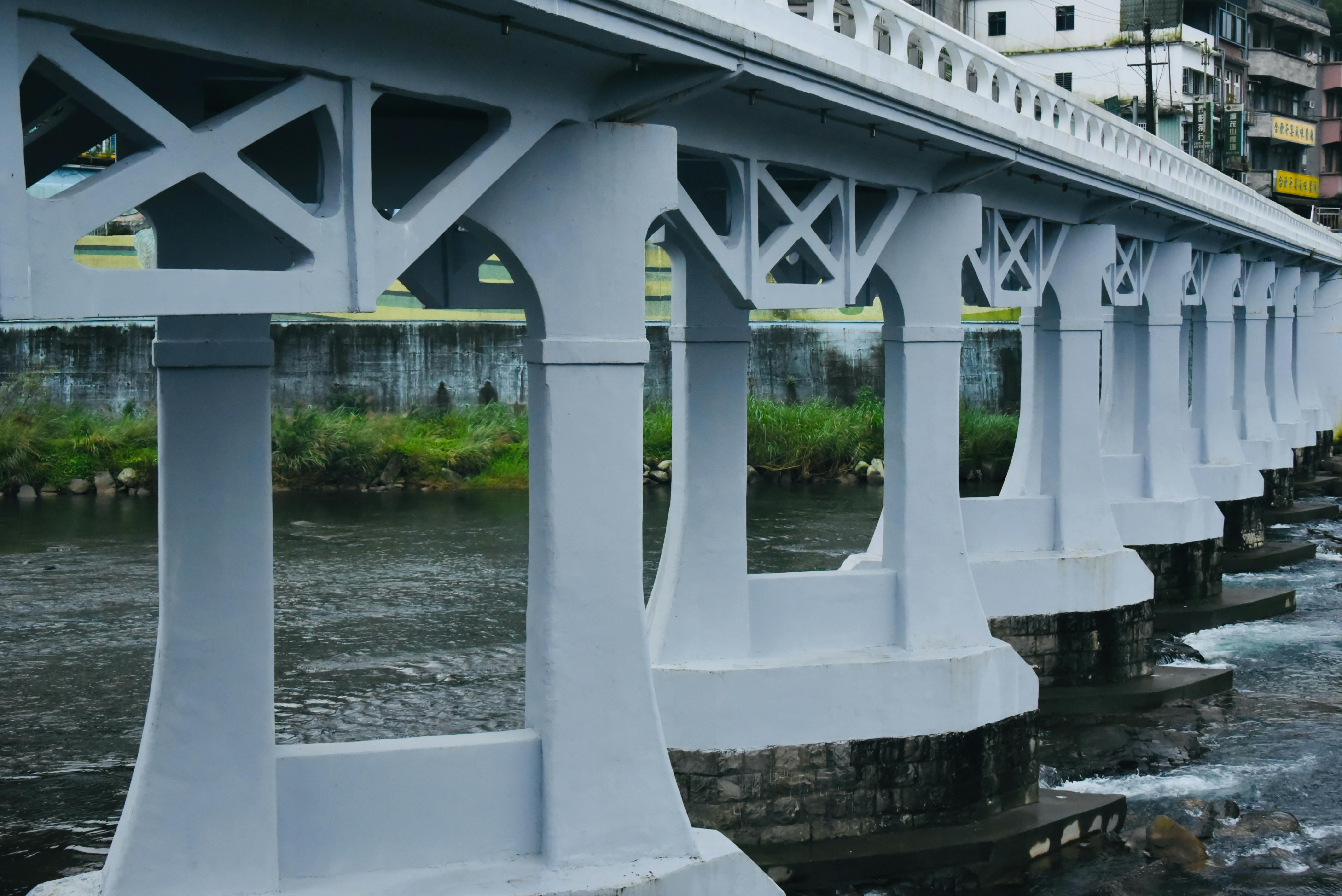 Détail architectural béton et verre