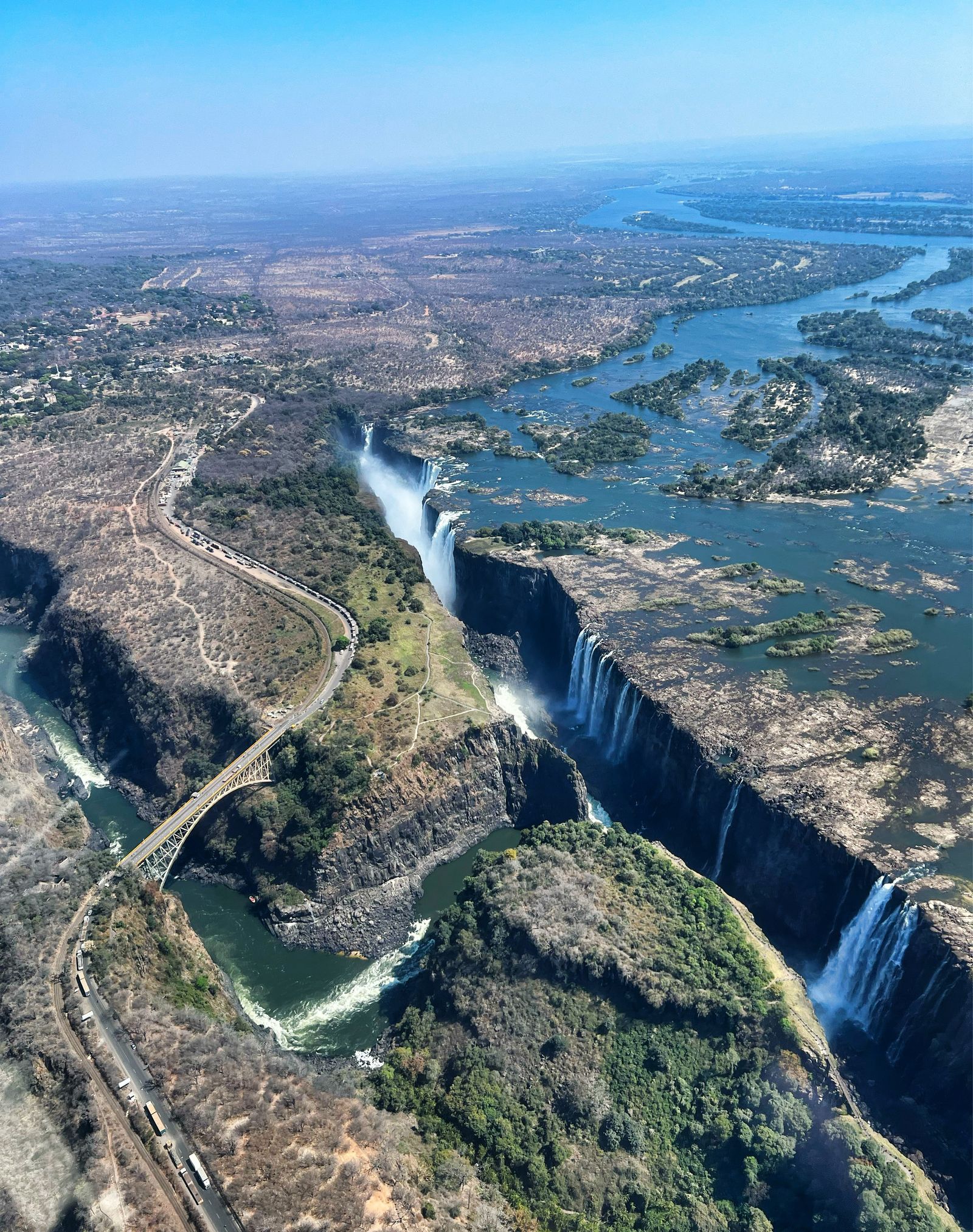 ภาพมุมสูง Victoria Falls บริเวณ Zimbabwe และ Zambia
