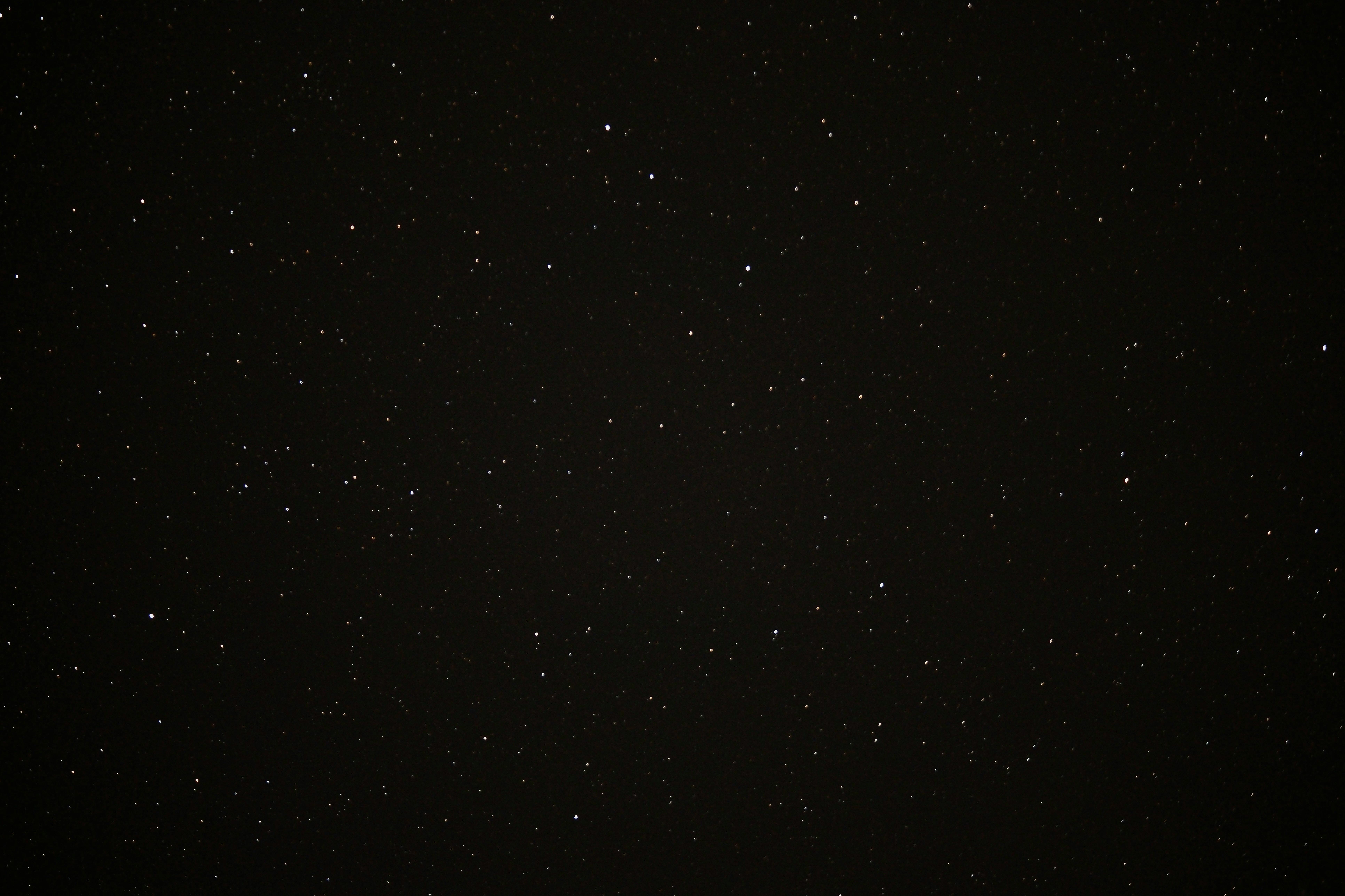 Bezpłatne Zapierający dech w piersiach widok rozgwieżdżonego nieba ukazujący piękno kosmosu. Zdjęcie z galerii