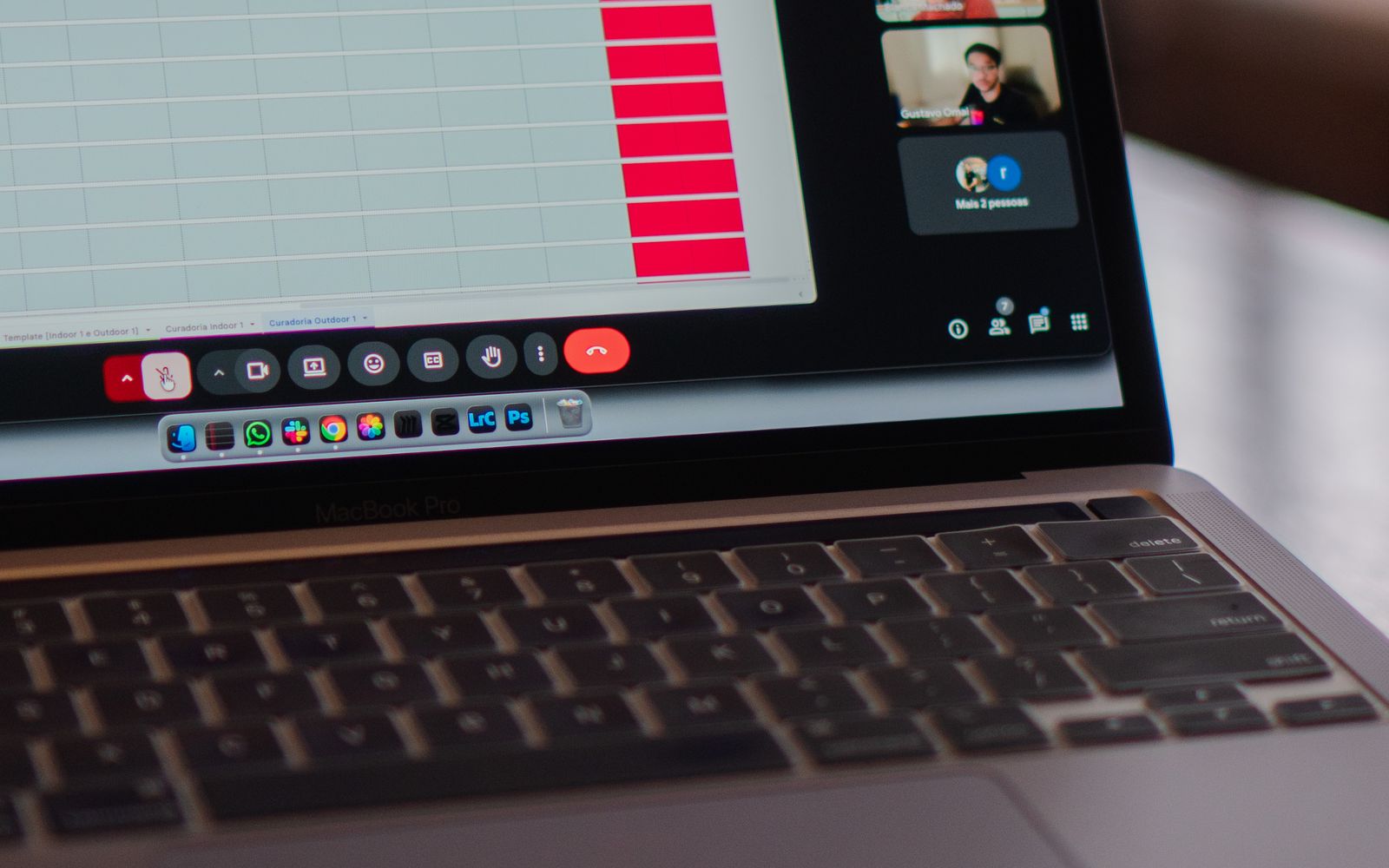 Ordinateur portable affichant une réunion vidéo pour un événement digital