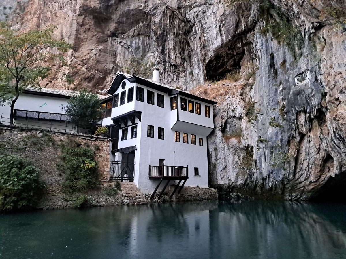 Tekke-ul din Blagaj lângă apă