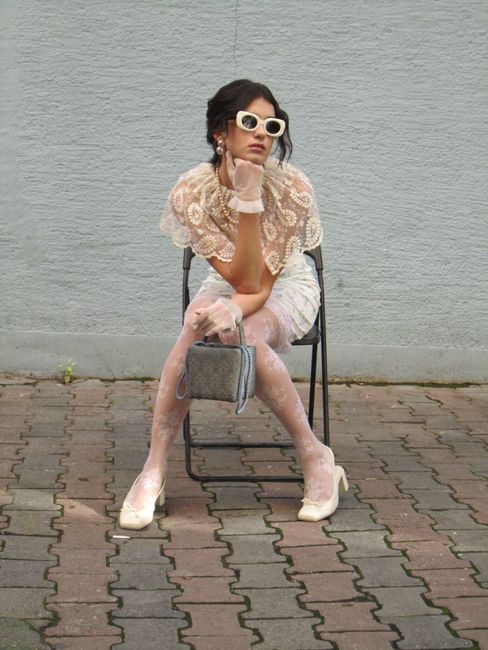 Lace from top to bottom, even the tights, I rarely go this playful 🤍
#outfitoftheday #cream #tights #heels