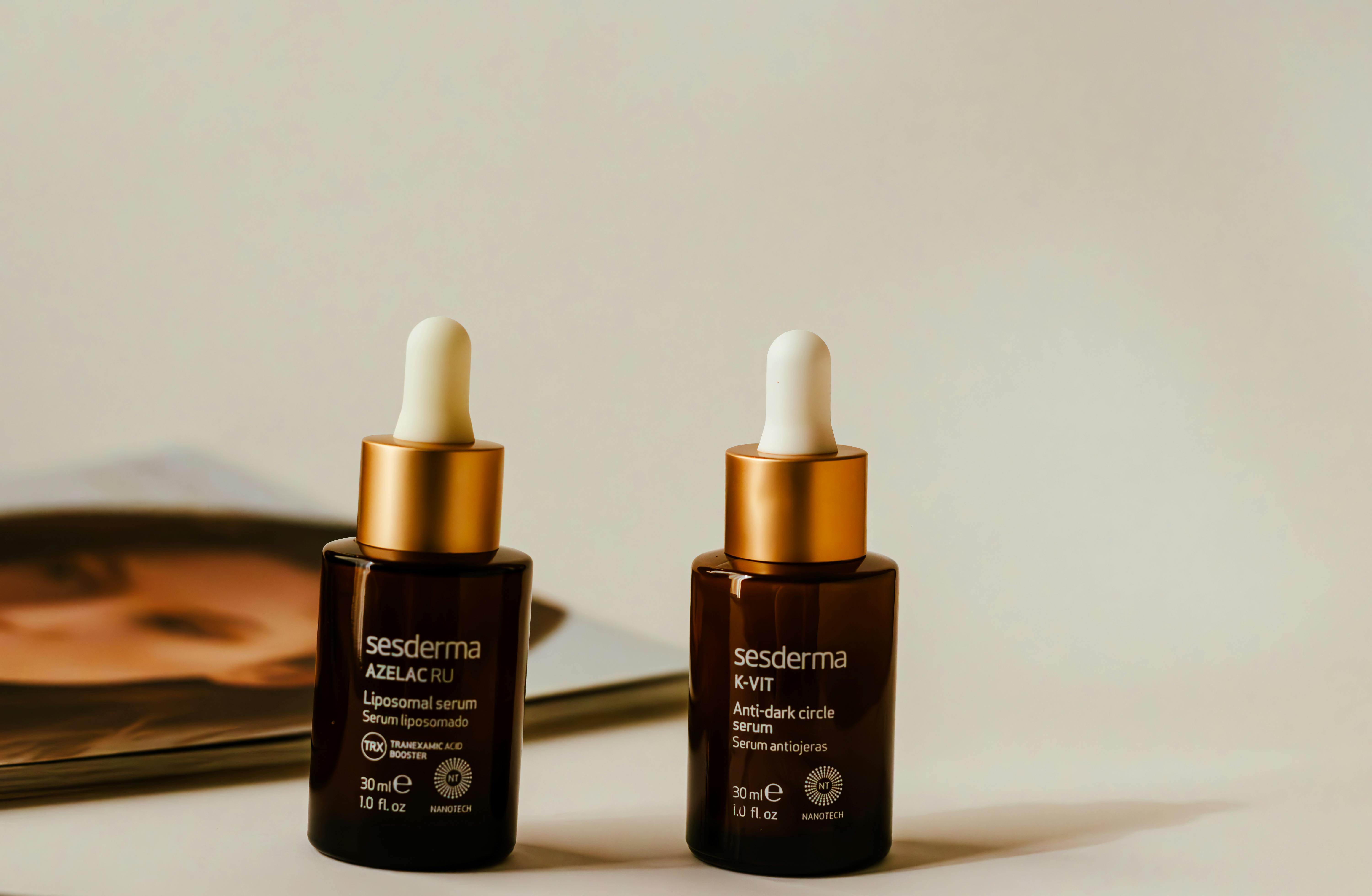 Produits capillaires minimalistes sur marbre