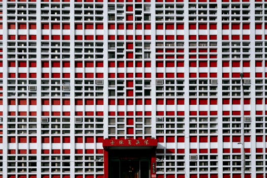 台北市一栋建筑以其引人注目的红白几何立面，展现了现代极简主义设计