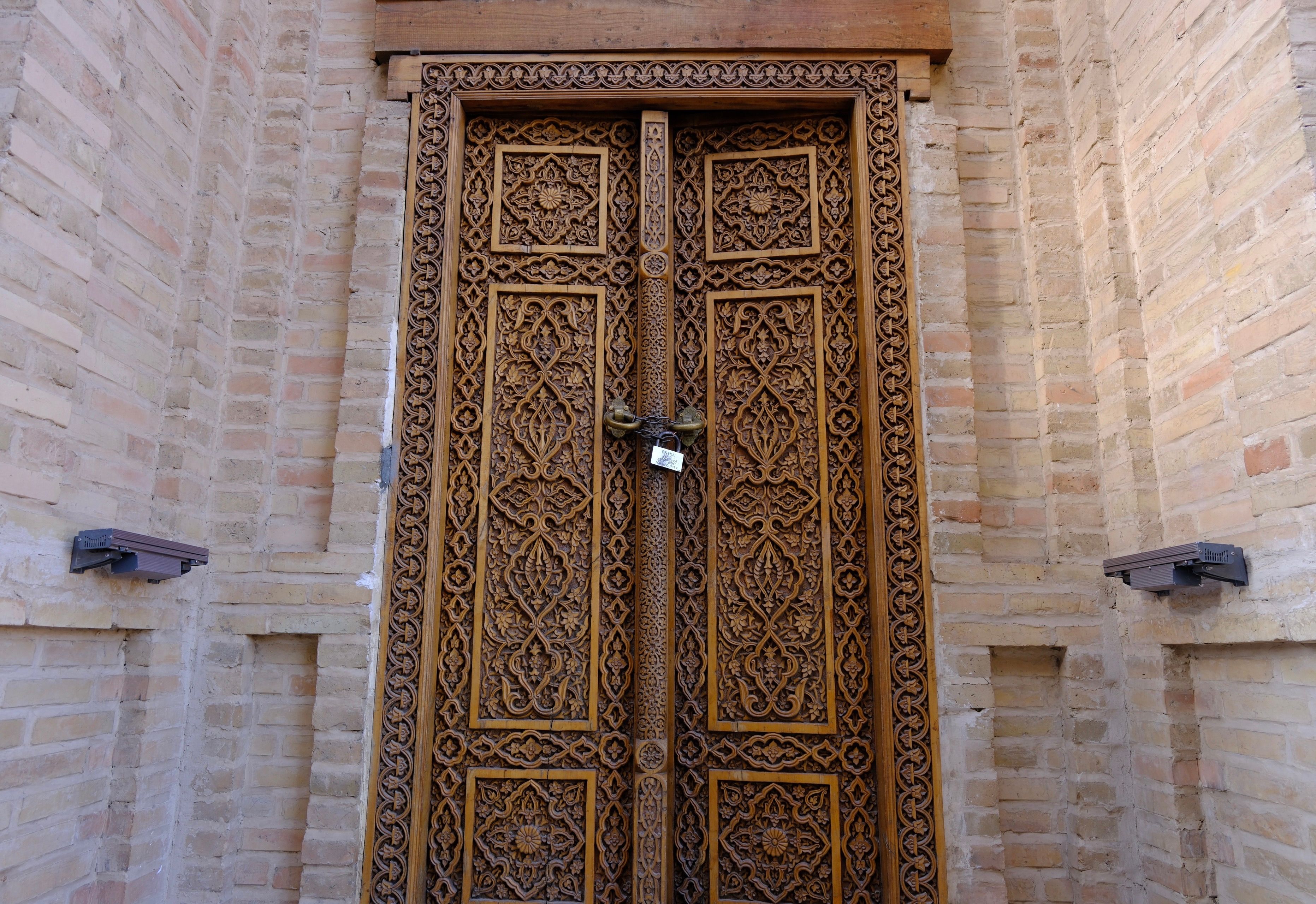 Cités aux portes sculptées : secrets d'Europe