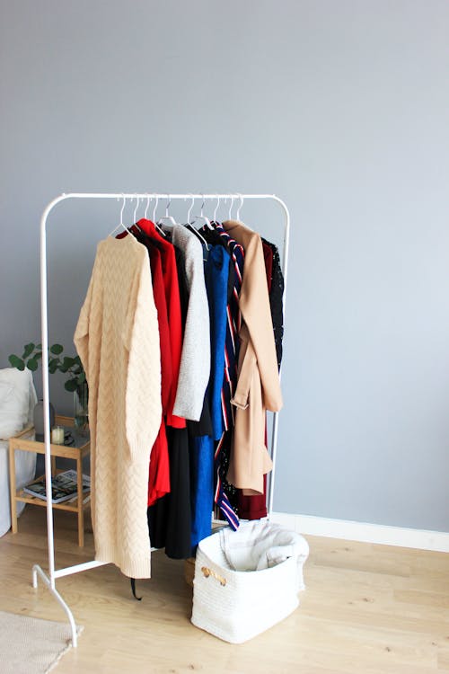 Kostenlos Verschiedene Farbige Kleider Auf Weißem Kleiderständer Stock-Foto