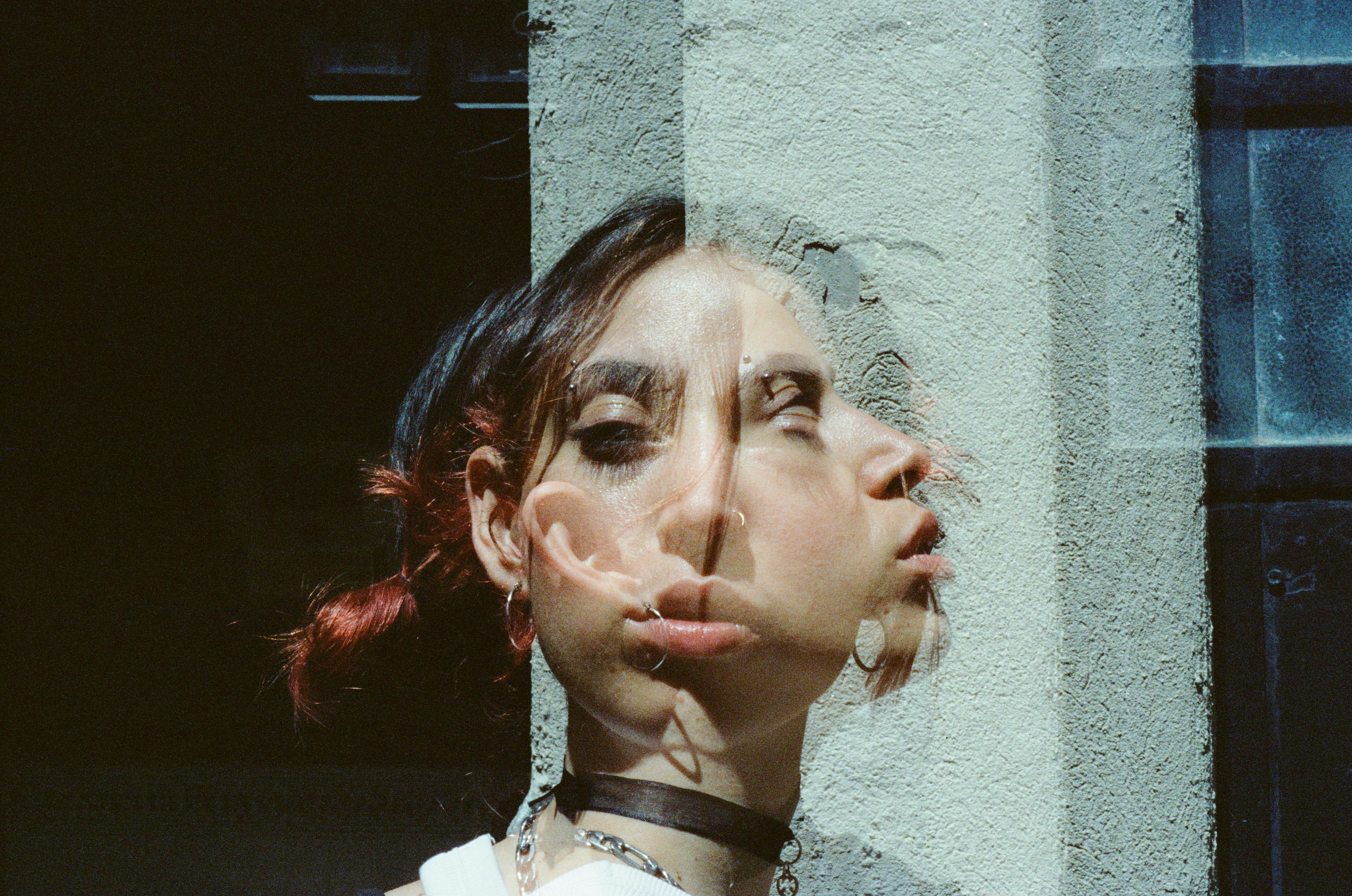 Kostnadsfria Kreativt porträtt med dubbelexponeringseffekt, med en kvinna med konstnärlig stil. Stock foto