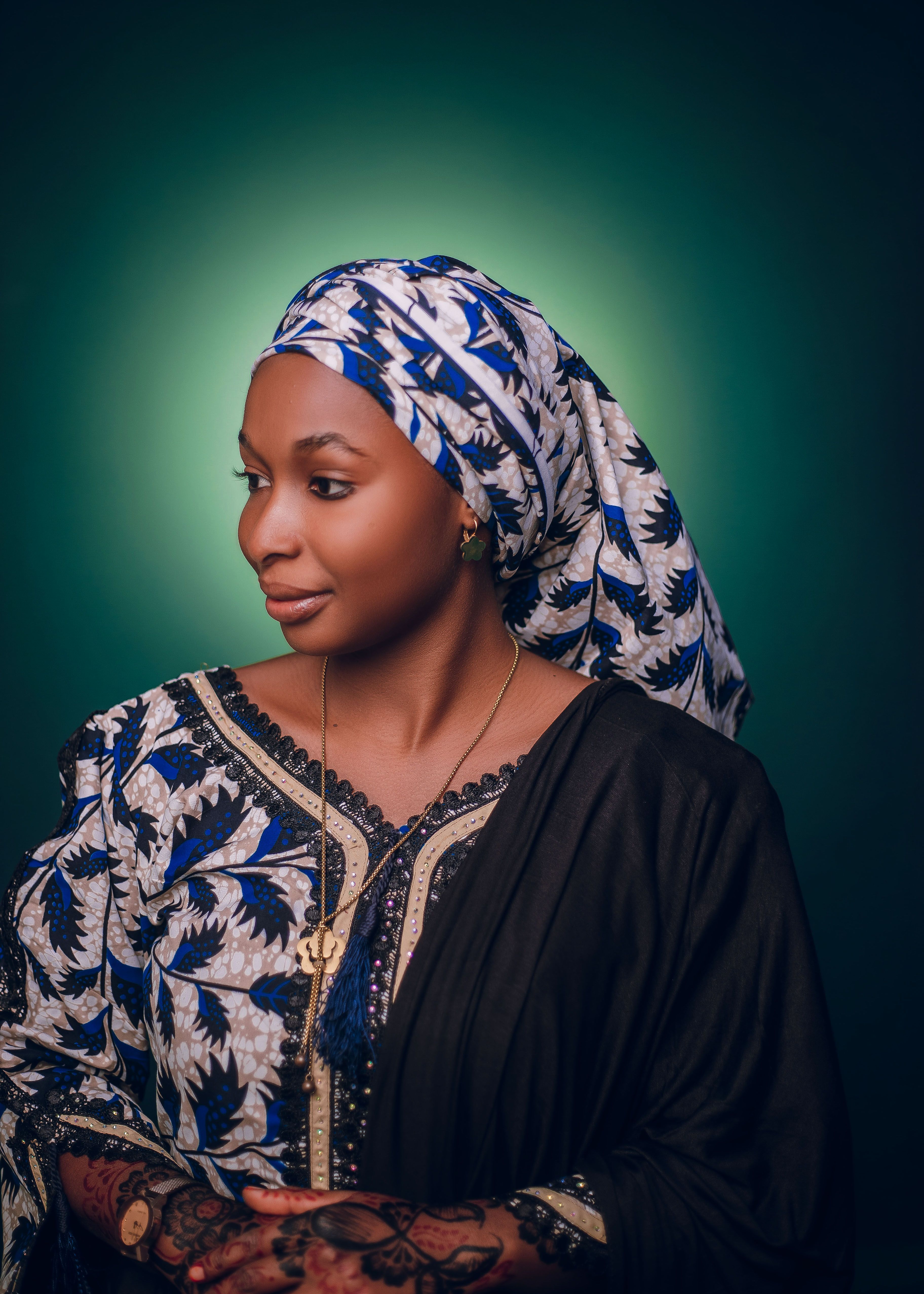elegant-portrait-of-woman-in-traditional-nigerian-attire-free-stock-photo