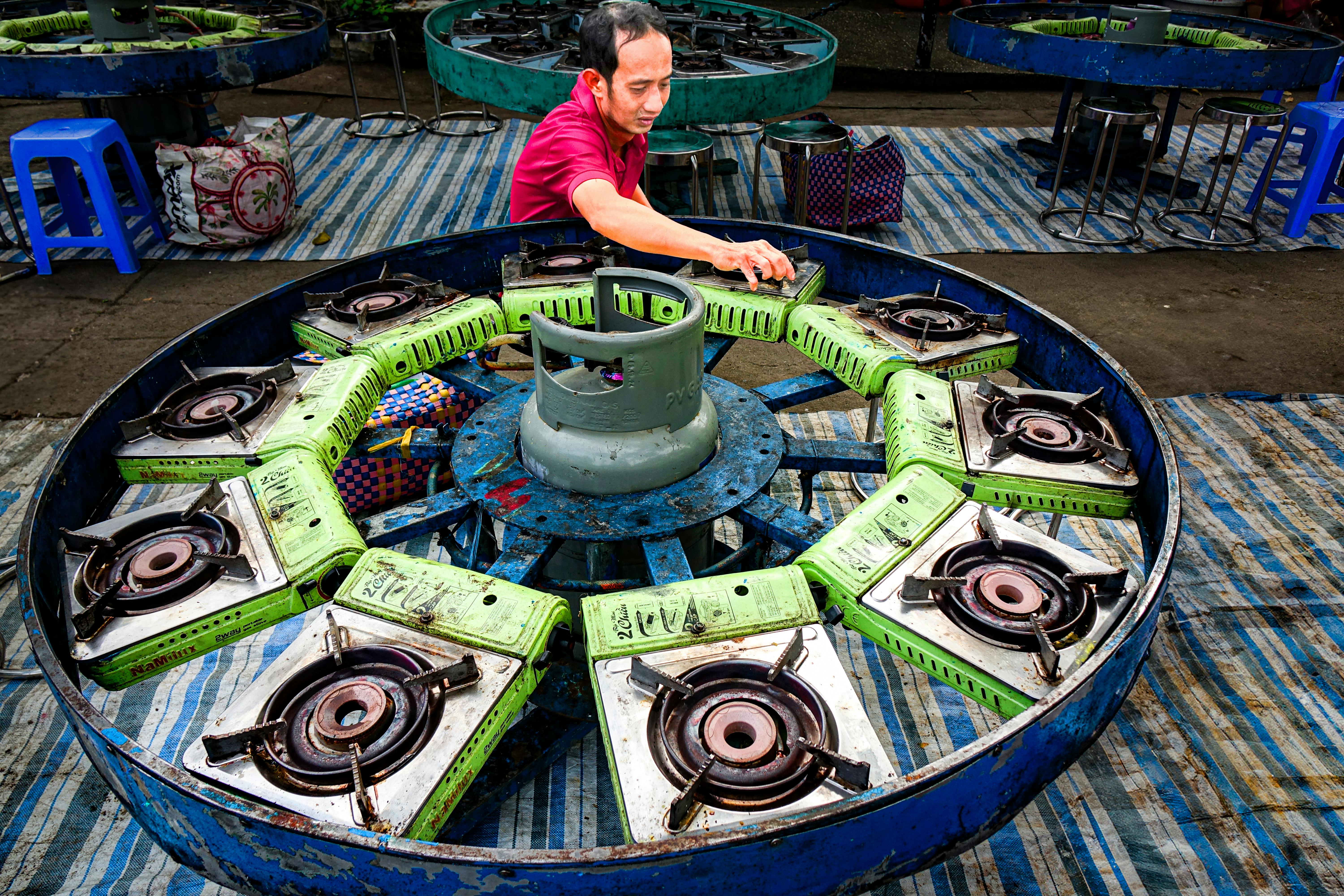 Cooking Under LPG Crisis: Delhi Eateries Battle Beizatti and Rising Costs