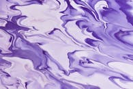 这是一幅充满活力的紫色抽象流体艺术画，画面旋转流动，纹理动态十足