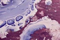 抽象流体艺术中，紫罗兰与紫色丙烯酸树脂的动态流动充满活力，非常适合现代装饰