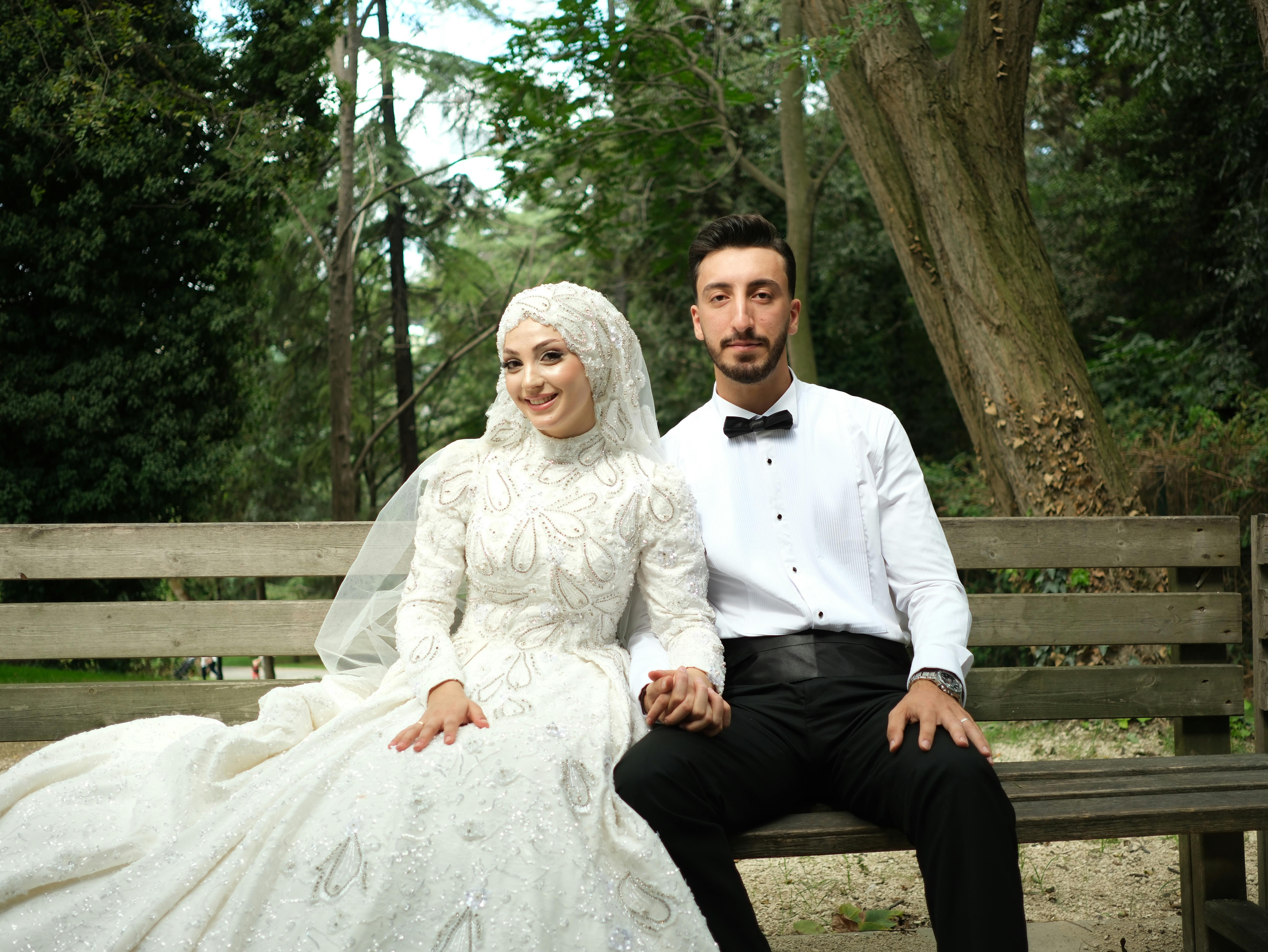 Tesettürlü gelin bütçe planlama: hesap makinesi, düğün defteri, gelinlik kataloğu, finansal planlama flatlay fotoğrafı