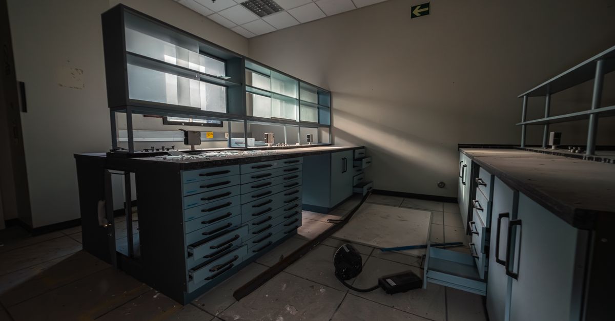 Old Rundown Lab Abandoned Industrial Laboratory Interior Scene · Free Stock Photo