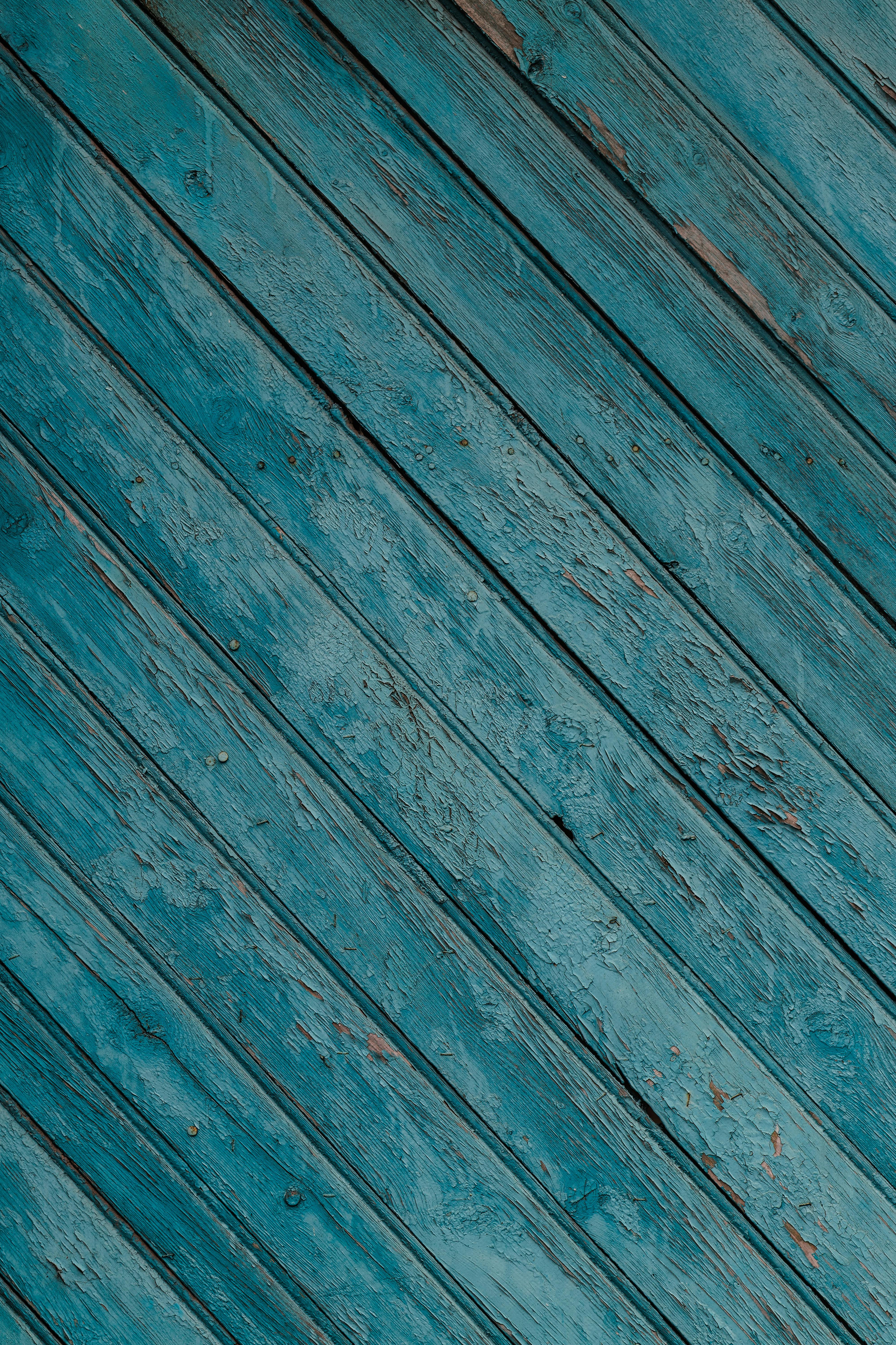 Gratis Tampilan dekat papan kayu berwarna biru kehijauan yang usang dan disusun secara diagonal, mengisyaratkan estetika vintage. Foto Stok