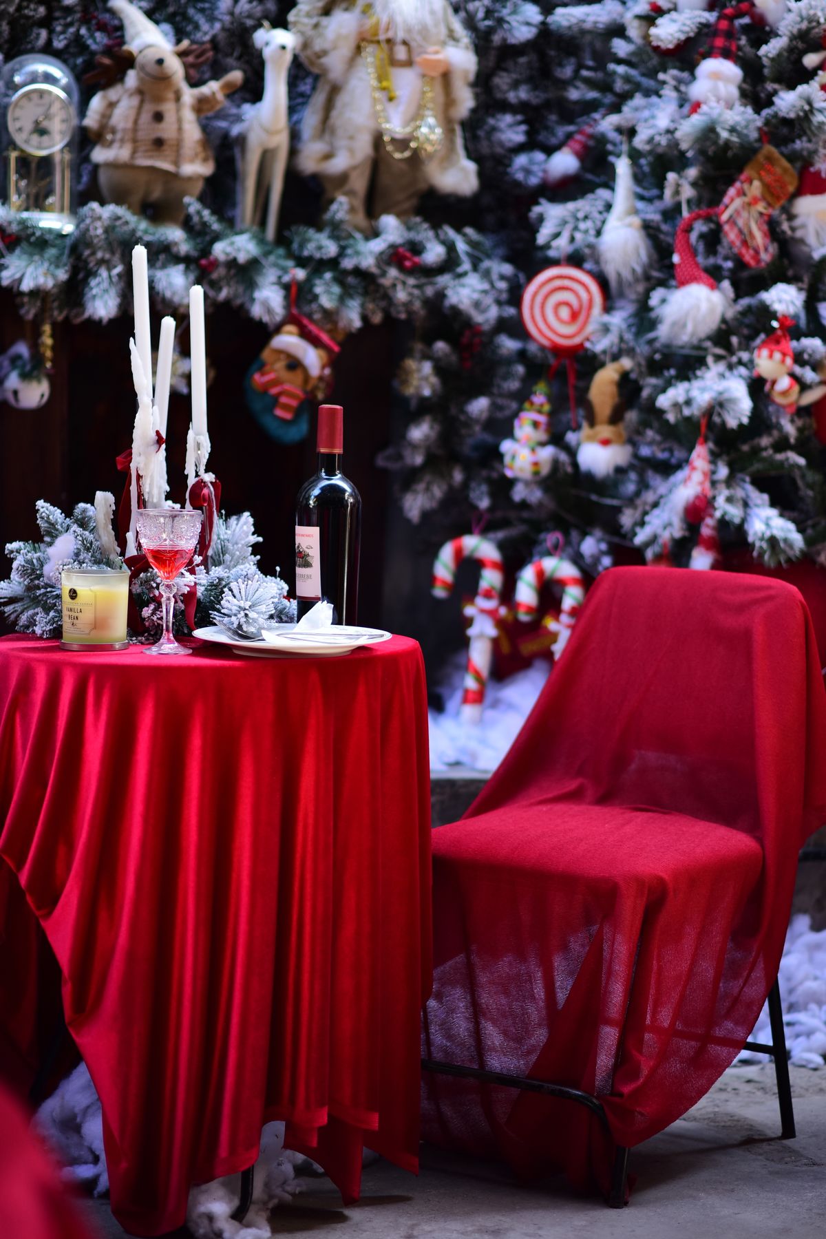 Red christmas tablescape ideas with festive table decorations
