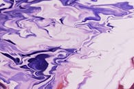 这幅充满活力的抽象画以紫色和白色的流体漩涡，创造出迷人的纹理