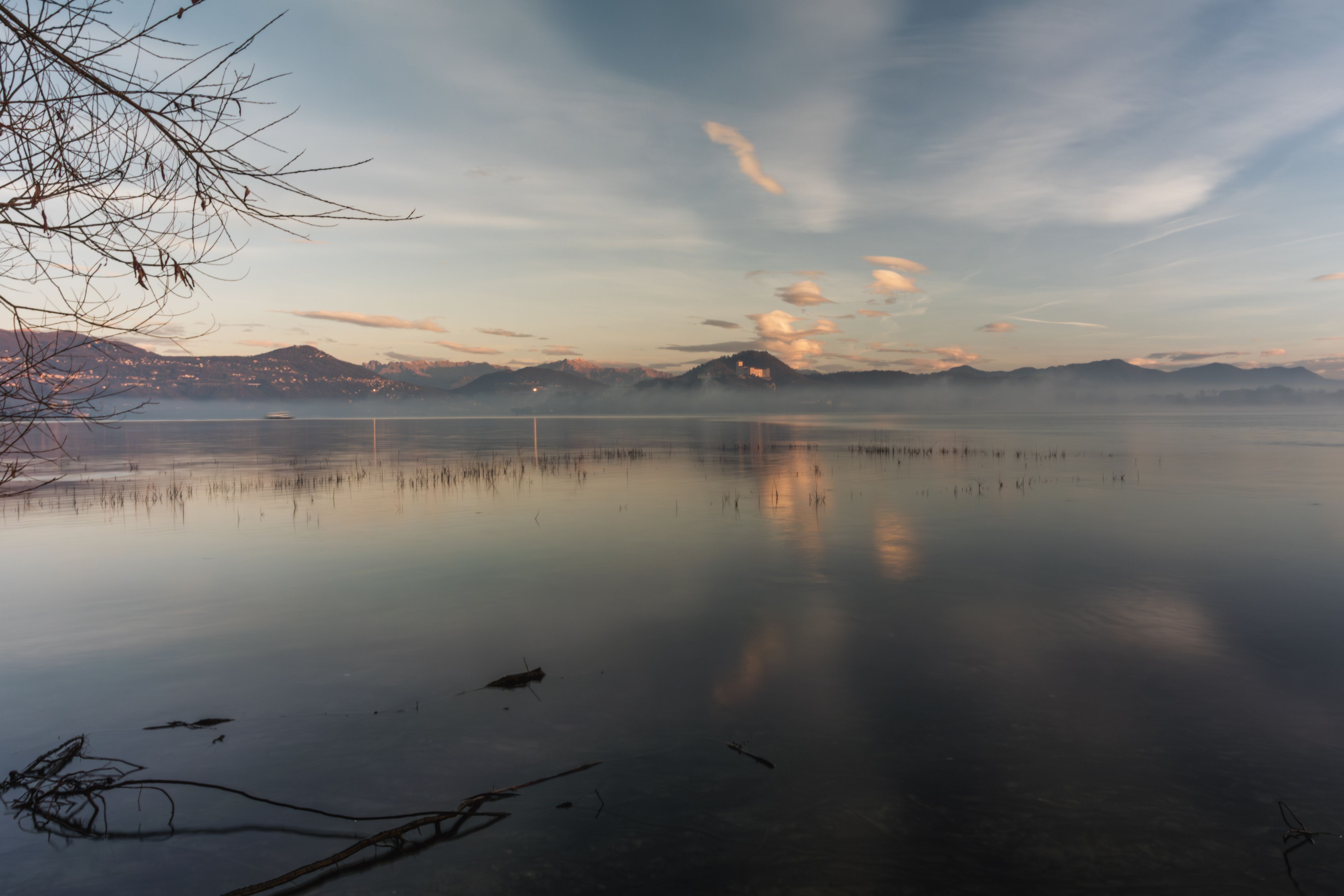 Serene Mountain Lake at Sunrise with Mist · Free Stock Photo
