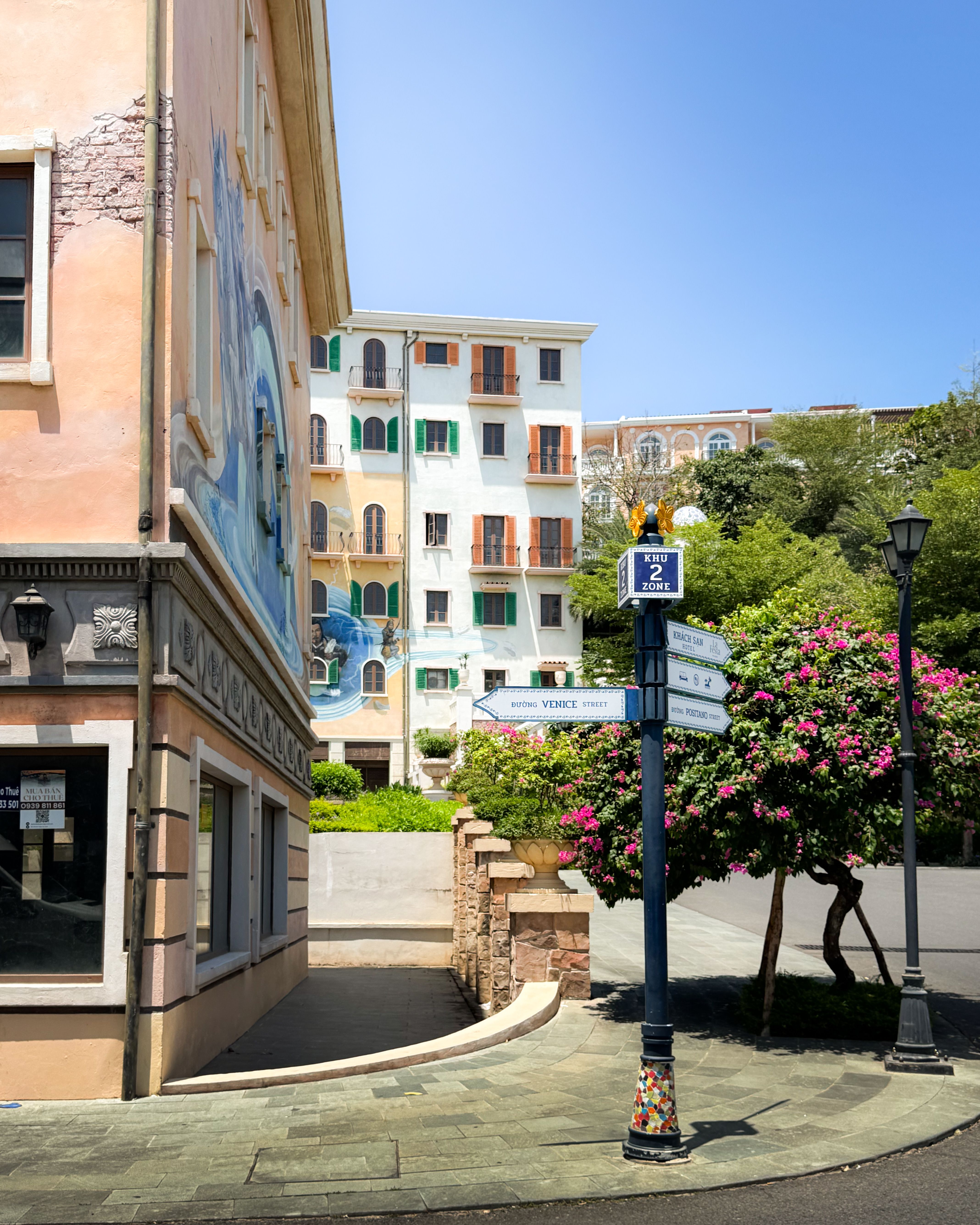 Colorful Mediterranean Style Buildings and Signpost · Free Stock Photo