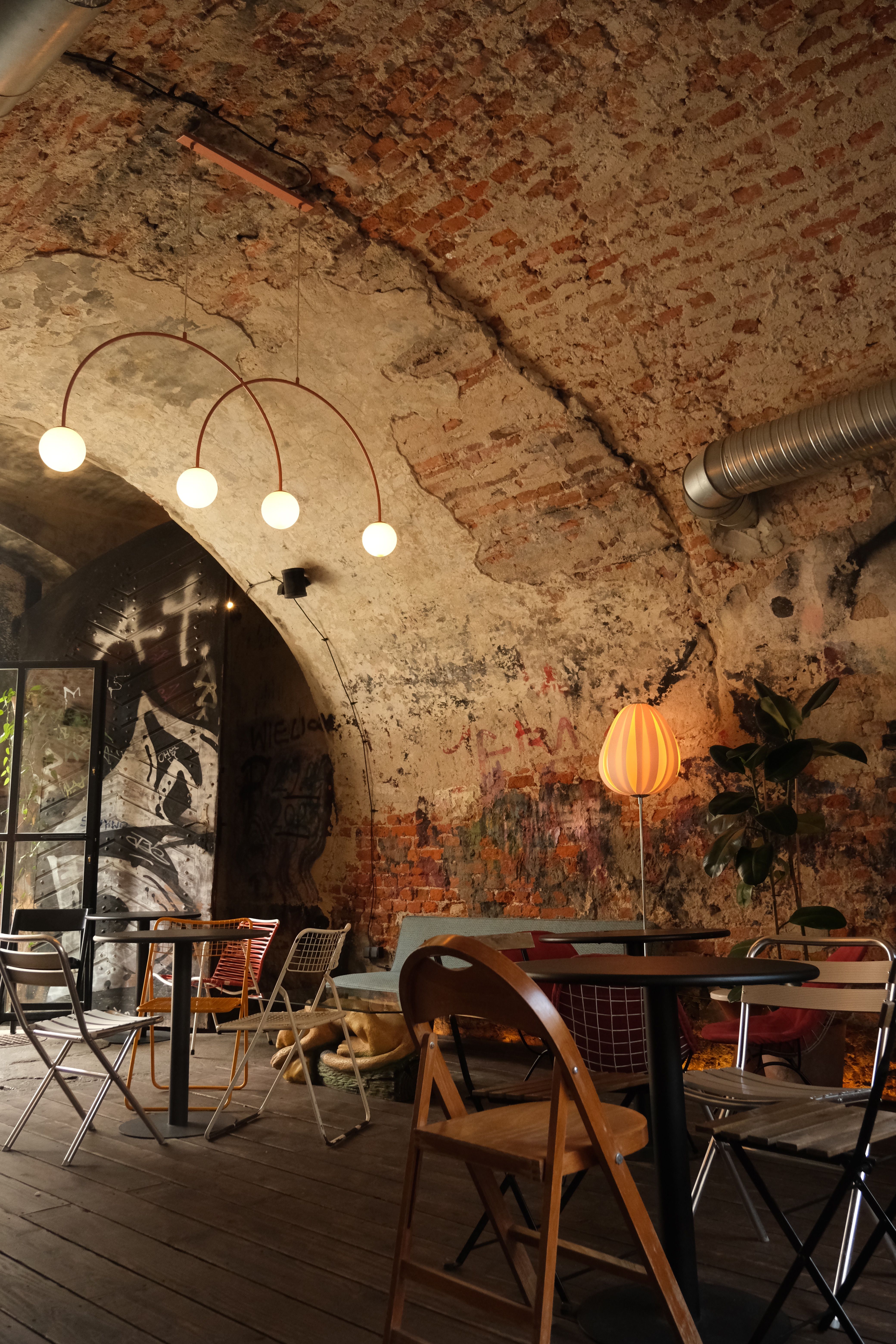 Cozy Rustic Cafe Interior with Exposed Brick Walls · Free Stock Photo