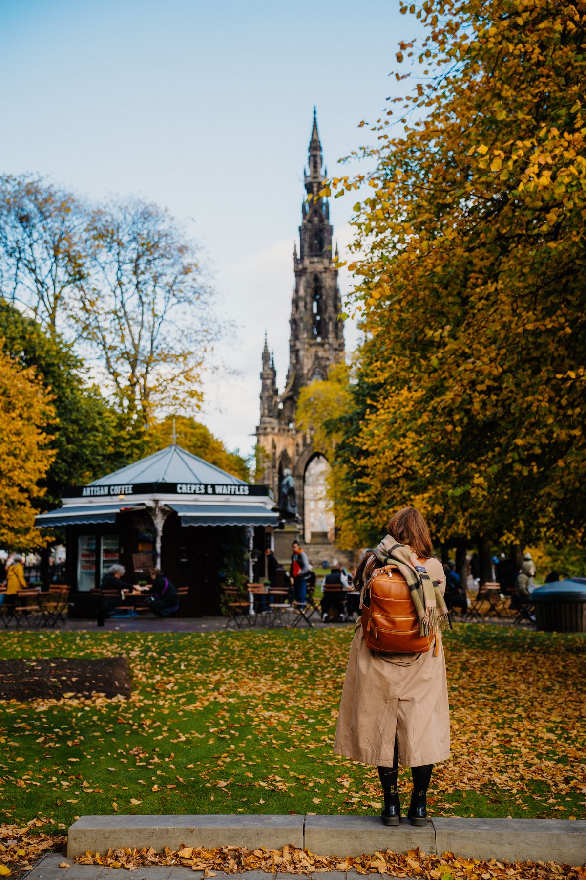 Edinburgh - monumentul Scott de pe Princes Street într-o zi de toamnă