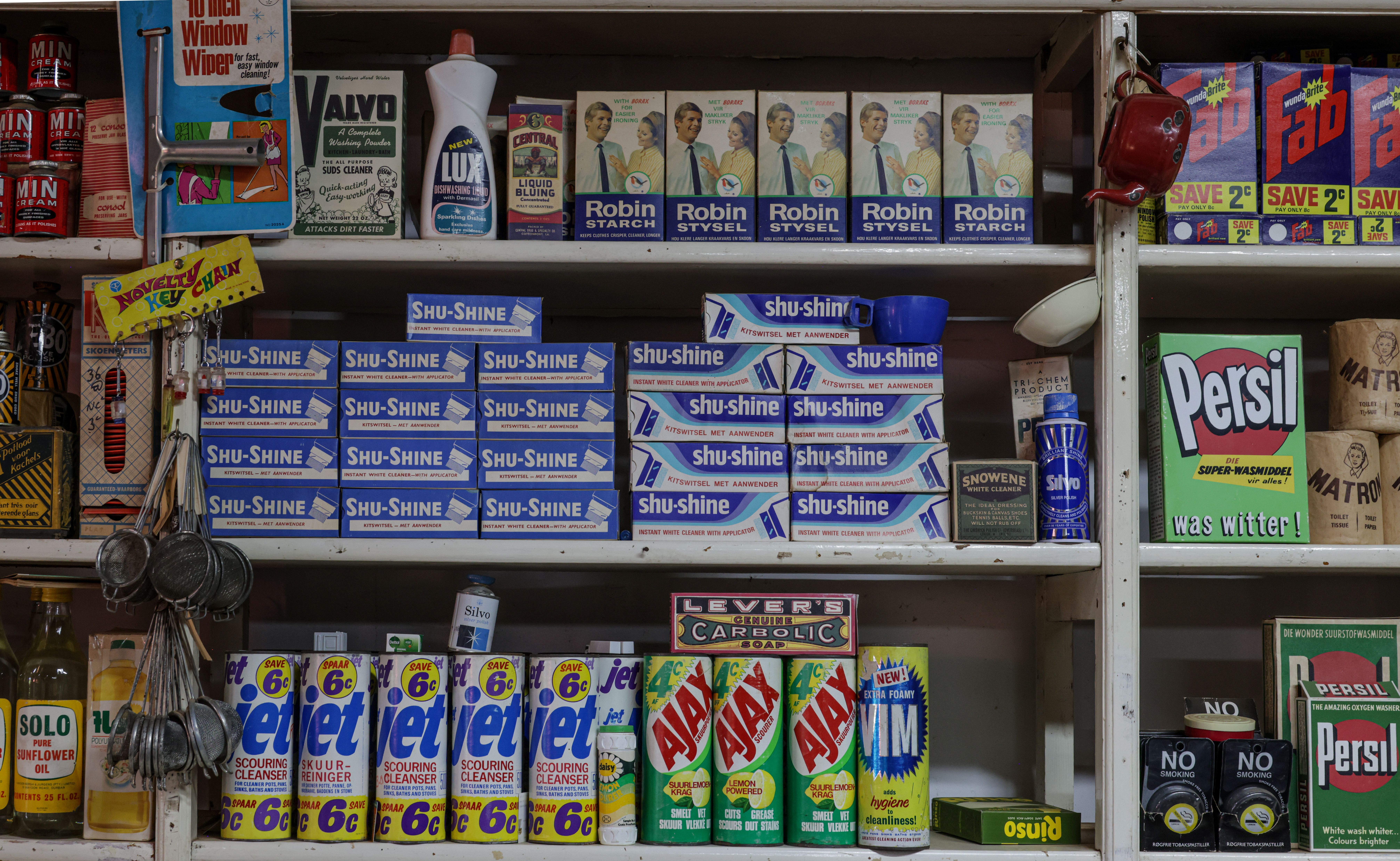 Traditional POS display solutions with outdated displays and dusty shelves
