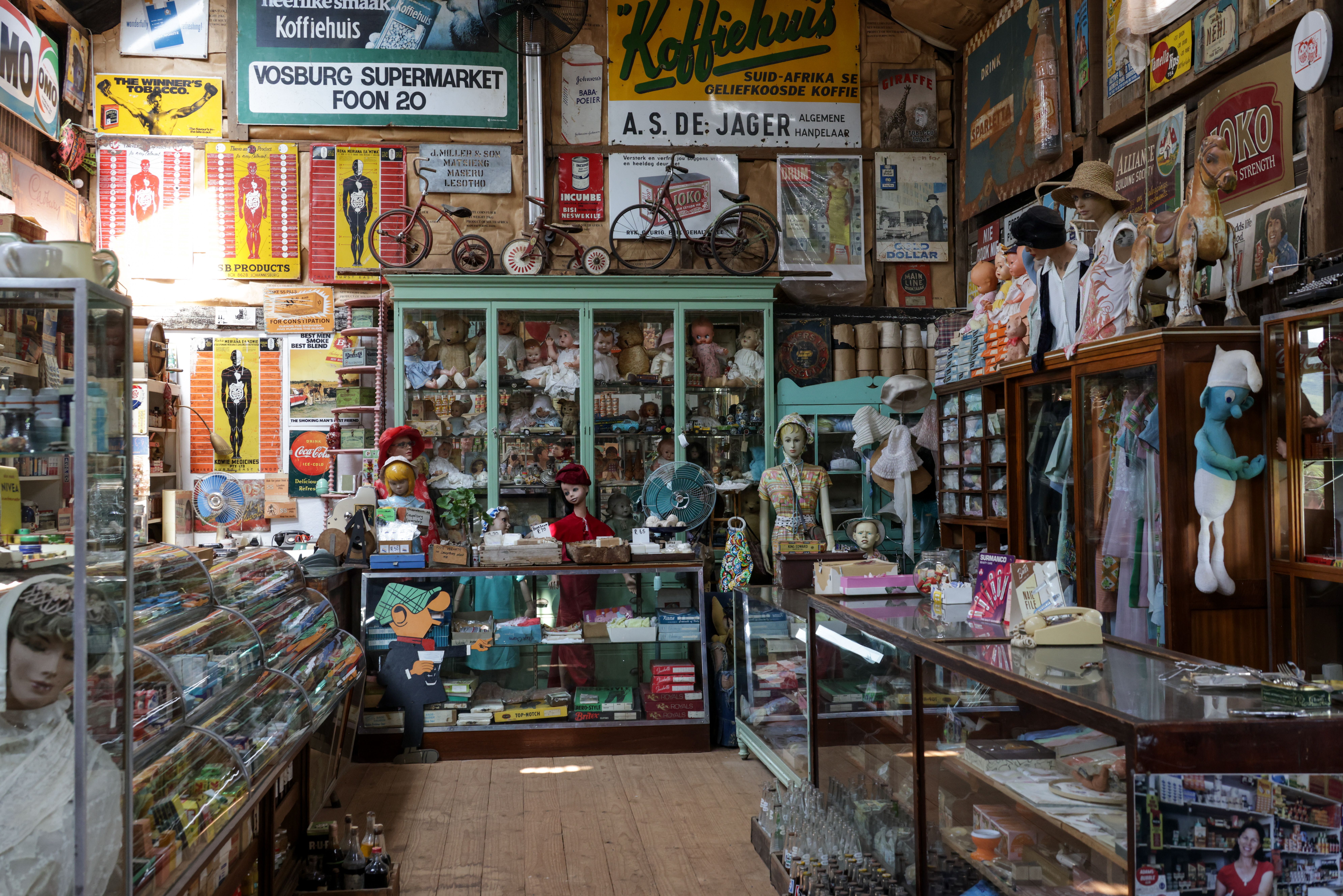 Vintage Shop Interior with Retro Signs and Collectibles · Free Stock Photo