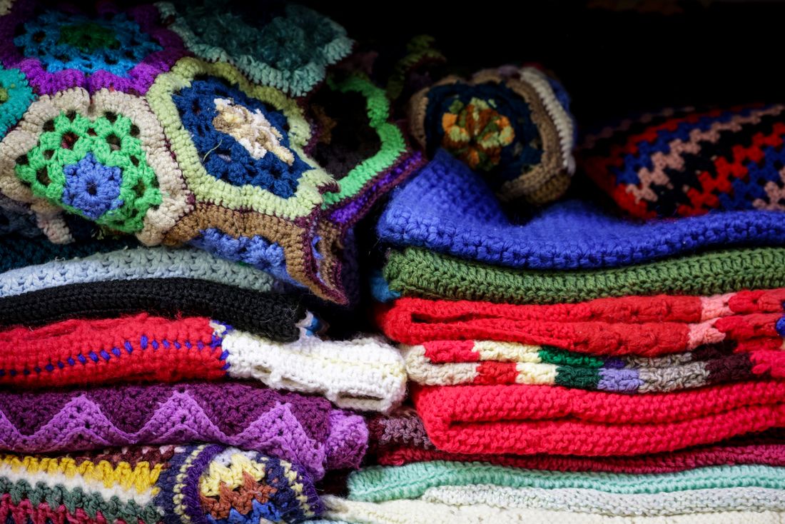 Blanket Cleaning Munsiyah – stack of colourful blankets, Wet & Dry Laundry Riyadh