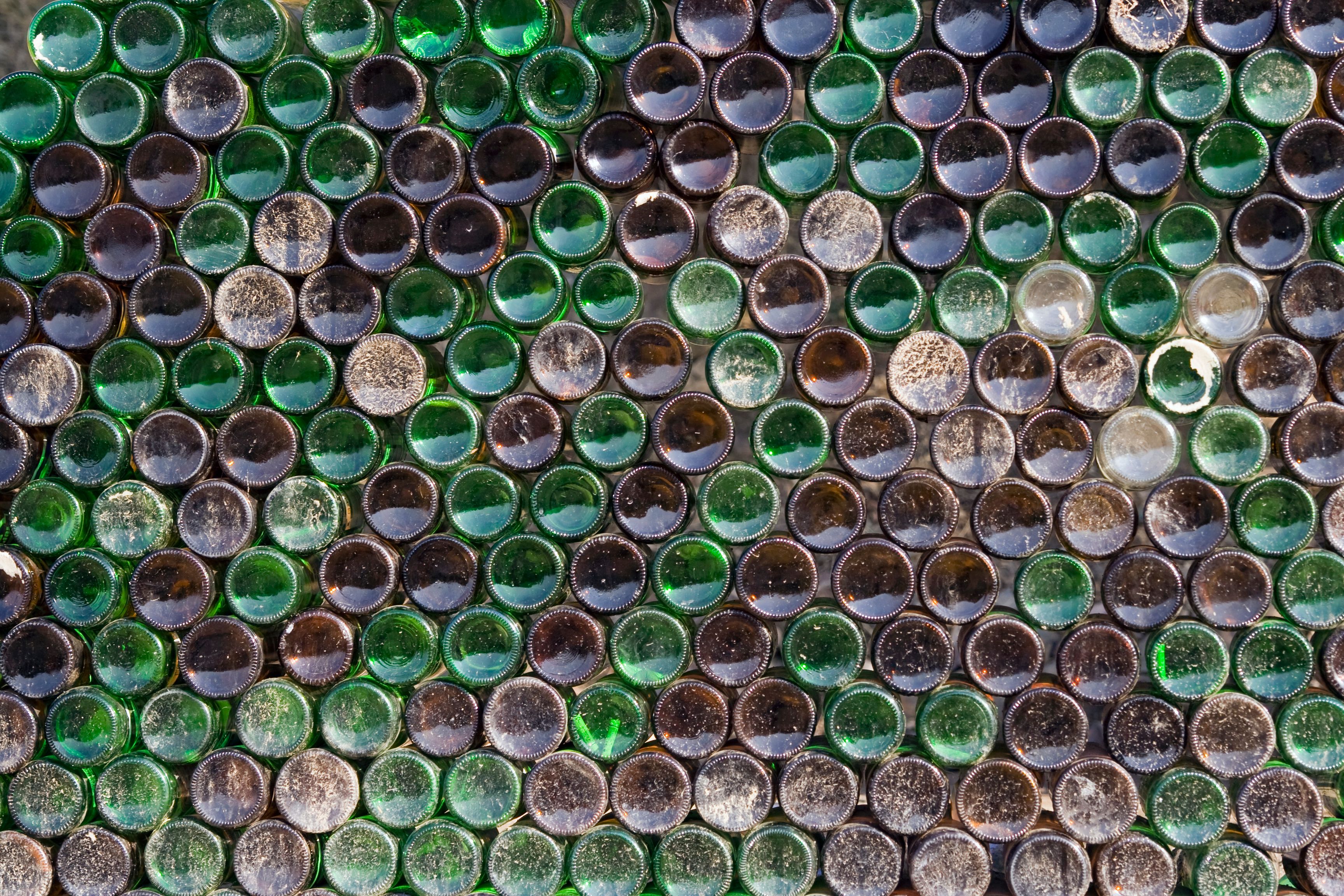 Imagem de buracos de garrafas PET recicladas, representando sustentabilidade e reaproveitamento de materiais.