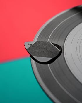 黑胶唱片彩色背景上吉他拨片的特写镜头