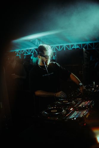 DJ