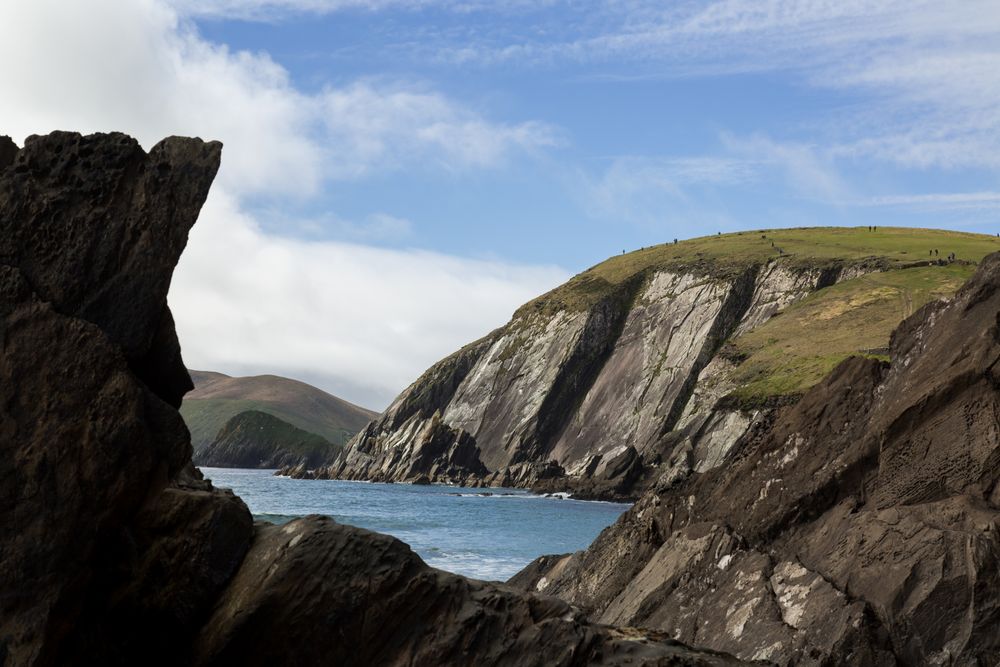Faleze abrupte pe Peninsula Dingle sub cerul albastru, comitatul Kerry