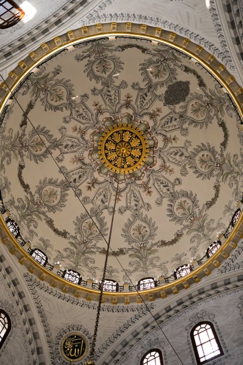 Free Ornate dome interior of a mosque with intricate patterns and Arabic calligraphy. Stock Photo