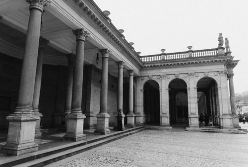 Free A classic black and white photo of a historic building with arches and columns, exuding timeless elegance. Stock Photo