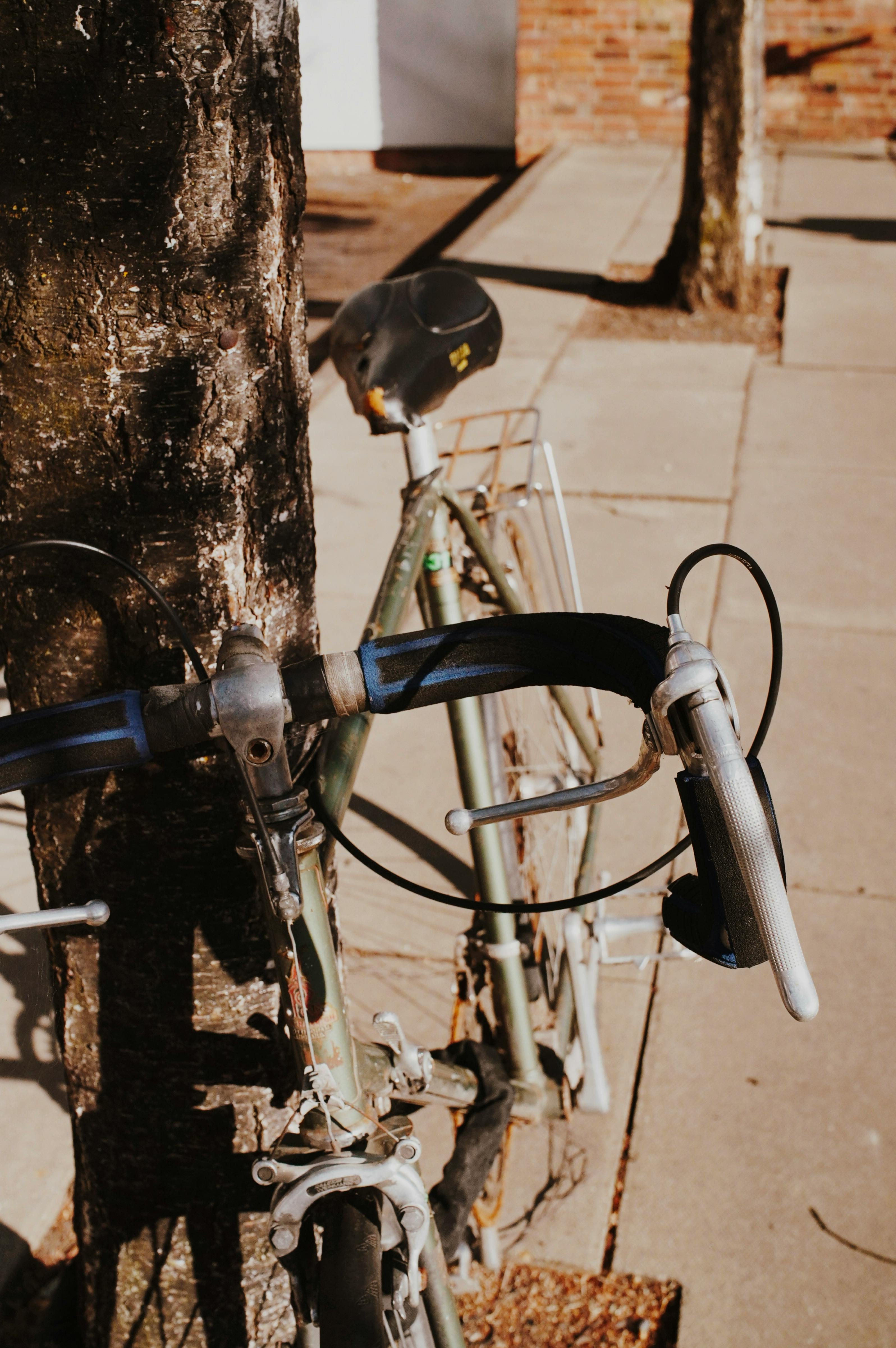 Gratis Primo piano di una bicicletta d'epoca parcheggiata su un marciapiede soleggiato a Oxford, in Inghilterra. Foto a disposizione