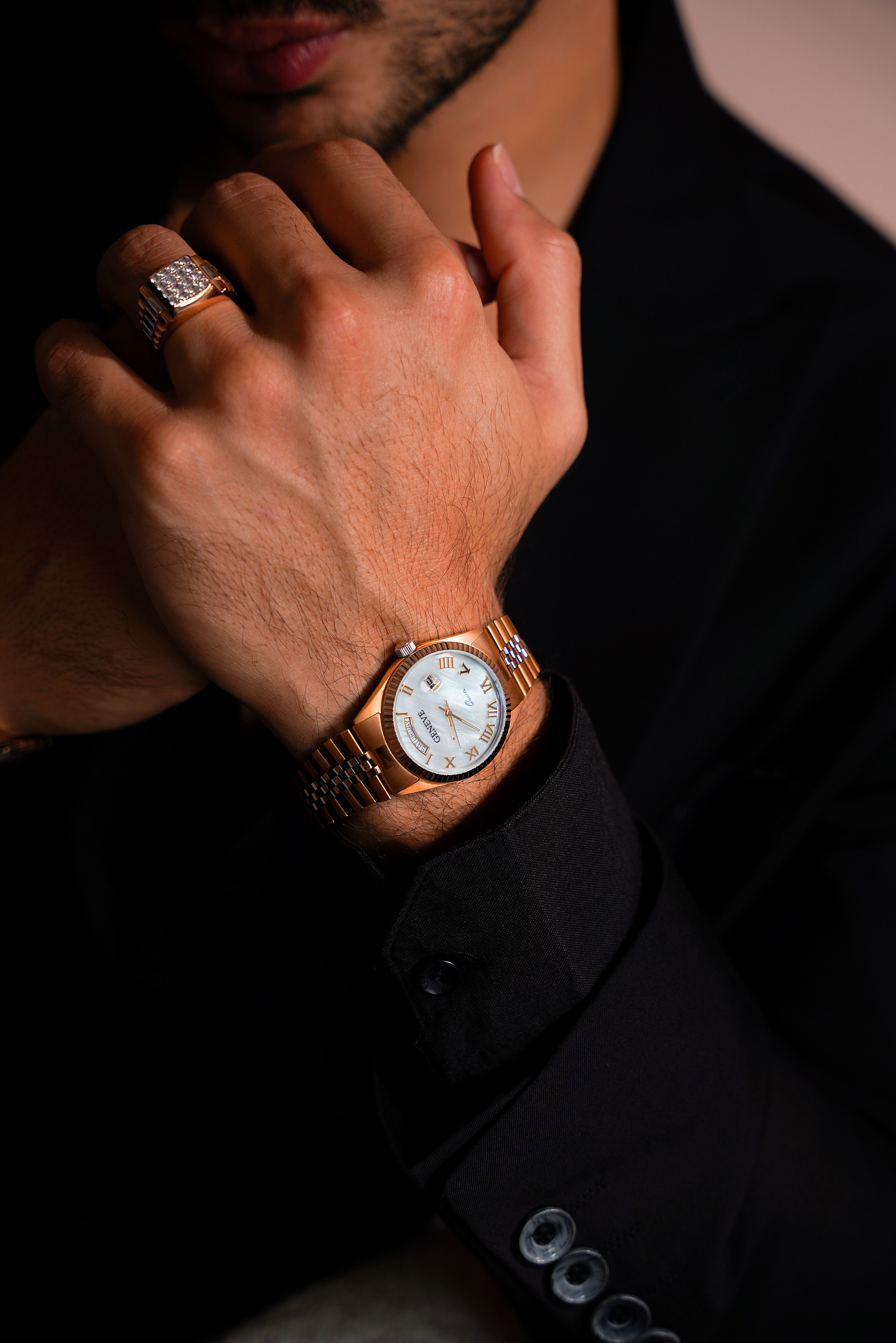 mano-masculina-elegante-con-reloj-y-anillo-de-lujo-foto-de-stock-gratuita